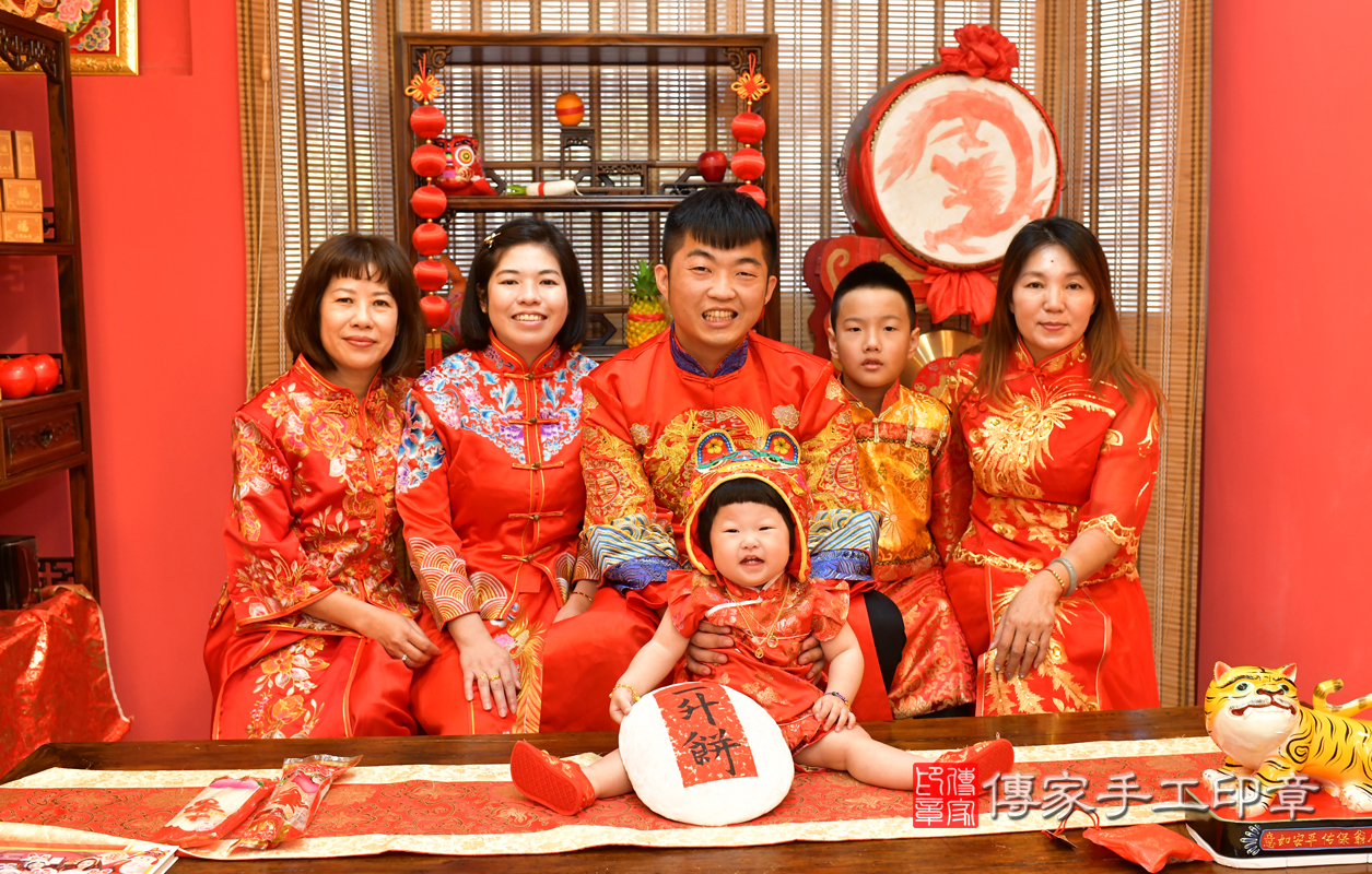 鳳山區陳寶寶古禮抓周：抓周儀式【踏一升餅】。照片1