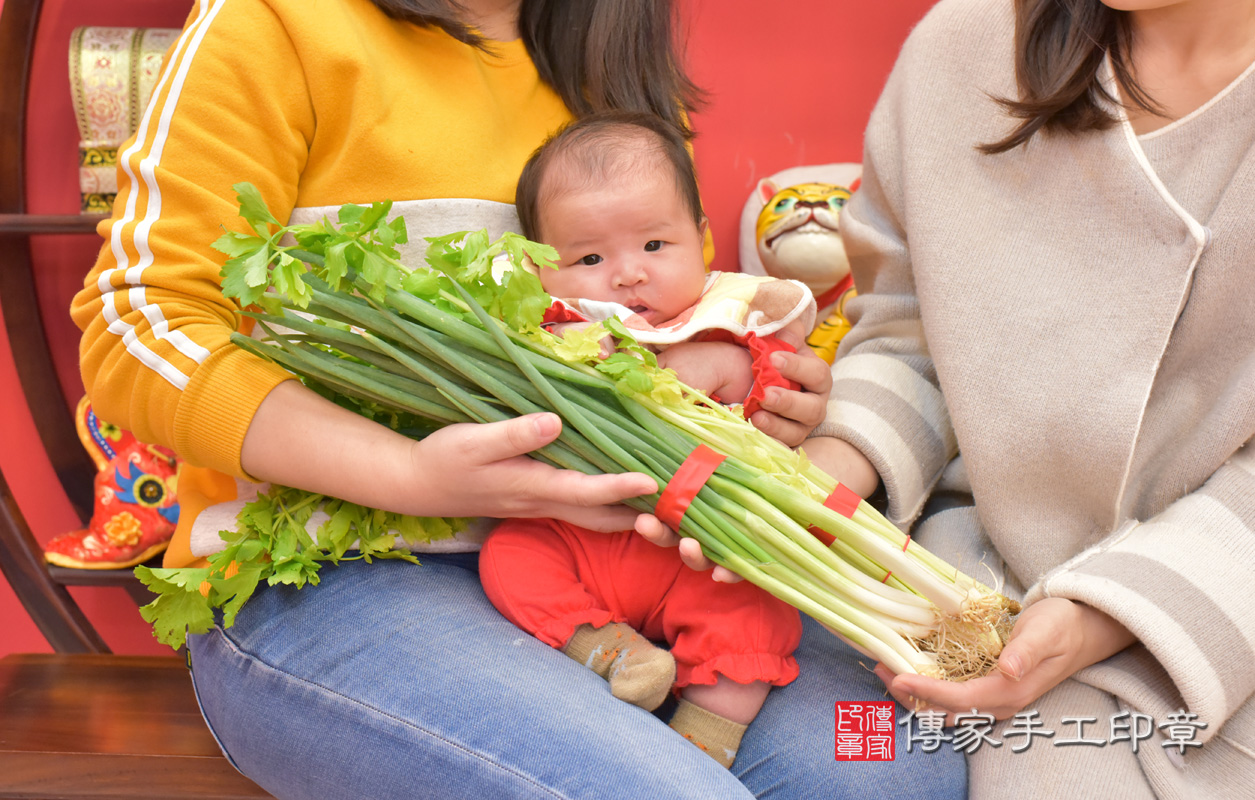 剃胎毛、滿月剃頭、嬰兒剃頭、嬰兒理髮、嬰兒剃髮、嬰兒剃胎毛、嬰兒滿月剃頭、寶寶剃頭、剃胎毛儀式、剃胎毛吉祥話、滿月剃頭儀式、滿月剃頭吉祥話、寶寶剃胎毛、寶寶滿月剃頭理髮、台中市北區剃胎毛、台中市北區滿月剃頭、台中市北區嬰兒剃頭剃胎毛、台中市北區嬰兒理髮、台中市嬰兒剃髮、黃寶寶(台中市北區嬰兒寶寶滿月剃頭理髮、嬰兒剃胎毛儀式吉祥話)。中國風會場，爸媽寶貝穿「日中韓」古裝禮服。專業拍照、DVD光碟、證書。★購買「臍帶章、肚臍章、胎毛筆刷印章」贈送：剃頭、收涎、抓周，三選一。2021.02.21照片10