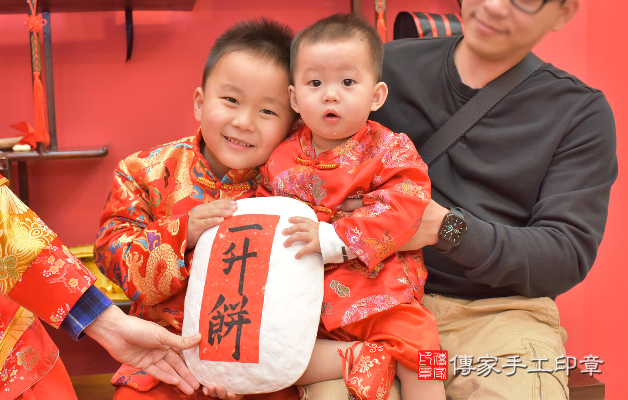 北區林寶寶古禮抓周：抓周儀式【踏一升餅】。照片1