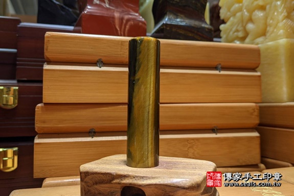 半手工噴砂印章：黃虎眼石臍髮章實際成品、印章作品分享、黃虎眼石印章材質介紹。（臍帶印章、肚臍章、肚臍印章，一圓一方）傳家手工印章高雄店。2021.03.25