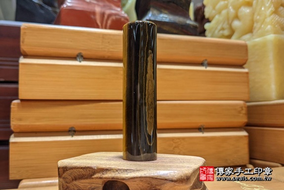 半手工噴砂印章：黃虎眼石臍髮章實際成品、印章作品分享、黃虎眼石印章材質介紹。（臍帶印章、肚臍章、肚臍印章，一圓一方）傳家手工印章高雄店。2021.03.25