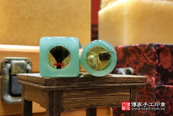 全手工噴砂印章：東菱玉臍帶章實際成品、印章作品分享、東菱玉印章材質介紹。（臍帶印章、肚臍章、肚臍印章，一圓一方）傳家手工印章高雄店。2021.03.28