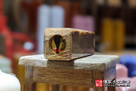 半手工噴砂印章：木化石臍髮章實際成品、印章作品分享、木化石印章材質介紹。（臍帶印章、肚臍章、肚臍印章，一圓一方）傳家手工印章高雄店。2021.04.01