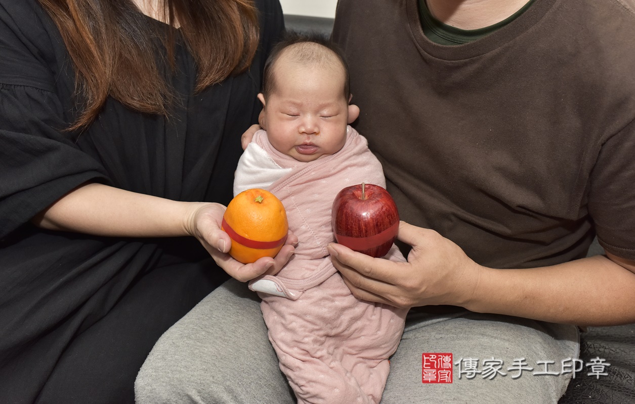 剃胎毛、滿月剃頭、嬰兒剃頭、嬰兒理髮、嬰兒剃髮、嬰兒剃胎毛、嬰兒滿月剃頭、寶寶剃頭、剃胎毛儀式、剃胎毛吉祥話、滿月剃頭儀式、滿月剃頭吉祥話、寶寶剃胎毛、寶寶滿月剃頭理髮、 新北市板橋區剃胎毛、新北市板橋區滿月剃頭、新北市板橋區嬰兒剃頭剃胎毛、新北市板橋區嬰兒理髮、新北市嬰兒剃髮、 侯寶寶(新北市板橋區到府嬰兒寶寶滿月剃頭理髮、到府嬰兒剃胎毛儀式吉祥話)。到府剃頭剃胎毛主持、專業拍照、DVD光碟、證書。★購買「臍帶章、肚臍章、胎毛筆刷印章」贈送：剃頭、收涎、抓周，三選一。2021.01.31照片13