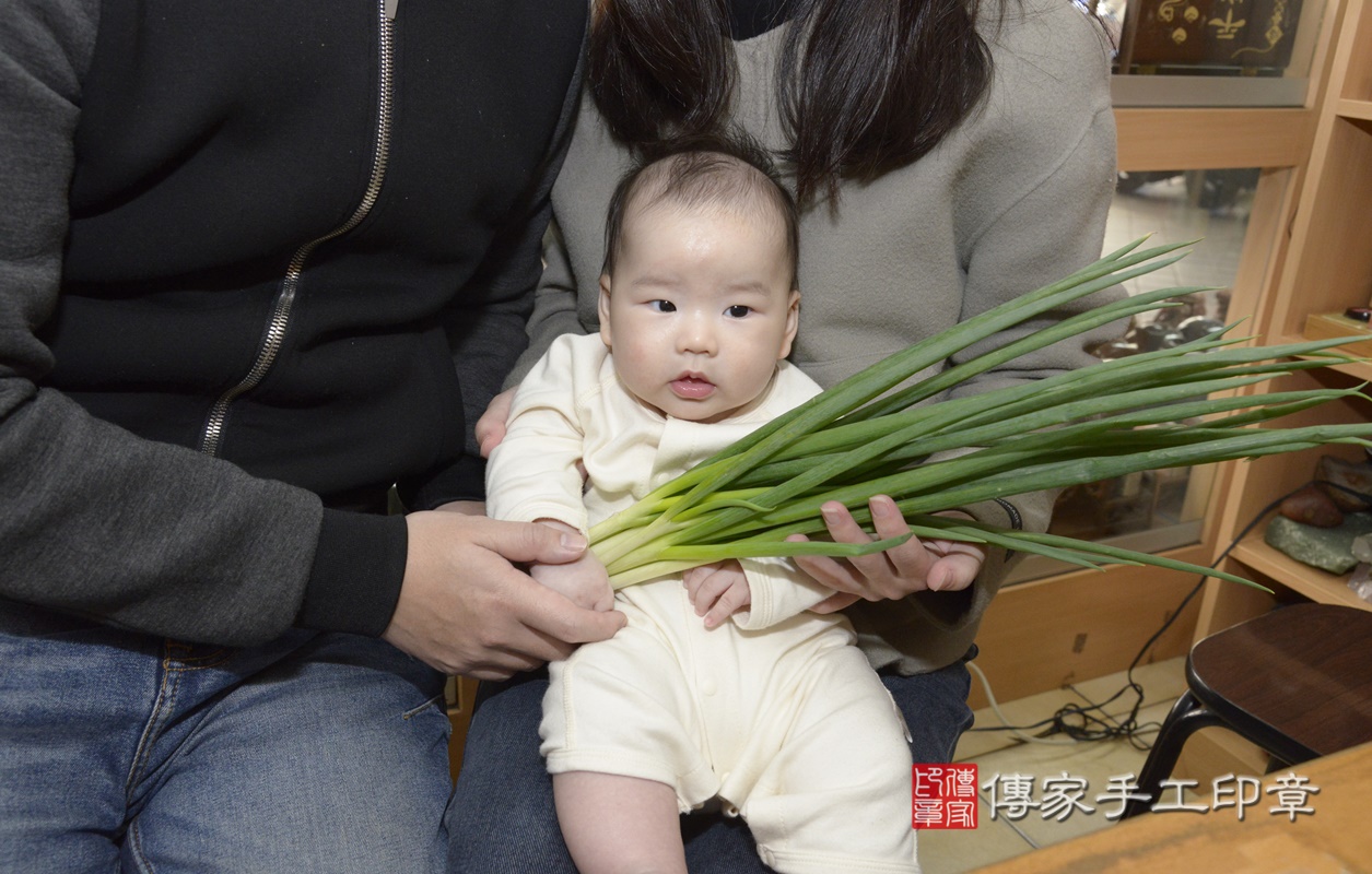 剃胎毛、滿月剃頭、嬰兒剃頭、嬰兒理髮、嬰兒剃髮、嬰兒剃胎毛、嬰兒滿月剃頭、寶寶剃頭、剃胎毛儀式、剃胎毛吉祥話、滿月剃頭儀式、滿月剃頭吉祥話、寶寶剃胎毛、寶寶滿月剃頭理髮、 新北市永和區剃胎毛、新北市永和區滿月剃頭、新北市永和區嬰兒剃頭剃胎毛、新北市永和區嬰兒理髮、新北市嬰兒剃髮、 李寶寶(新北市永和區嬰兒寶寶滿月剃頭理髮、嬰兒剃胎毛儀式吉祥話)。中國風會場，爸媽寶貝穿「日中韓」古裝禮服。專業拍照、DVD光碟、證書。★購買「臍帶章、肚臍章、胎毛筆刷印章」贈送：剃頭、收涎、抓周，三選一。2021.01.14照片12