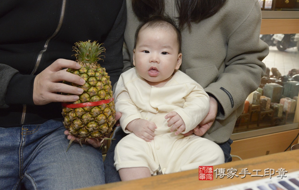 剃胎毛、滿月剃頭、嬰兒剃頭、嬰兒理髮、嬰兒剃髮、嬰兒剃胎毛、嬰兒滿月剃頭、寶寶剃頭、剃胎毛儀式、剃胎毛吉祥話、滿月剃頭儀式、滿月剃頭吉祥話、寶寶剃胎毛、寶寶滿月剃頭理髮、 新北市永和區剃胎毛、新北市永和區滿月剃頭、新北市永和區嬰兒剃頭剃胎毛、新北市永和區嬰兒理髮、新北市嬰兒剃髮、 李寶寶(新北市永和區嬰兒寶寶滿月剃頭理髮、嬰兒剃胎毛儀式吉祥話)。中國風會場，爸媽寶貝穿「日中韓」古裝禮服。專業拍照、DVD光碟、證書。★購買「臍帶章、肚臍章、胎毛筆刷印章」贈送：剃頭、收涎、抓周，三選一。2021.01.14照片14