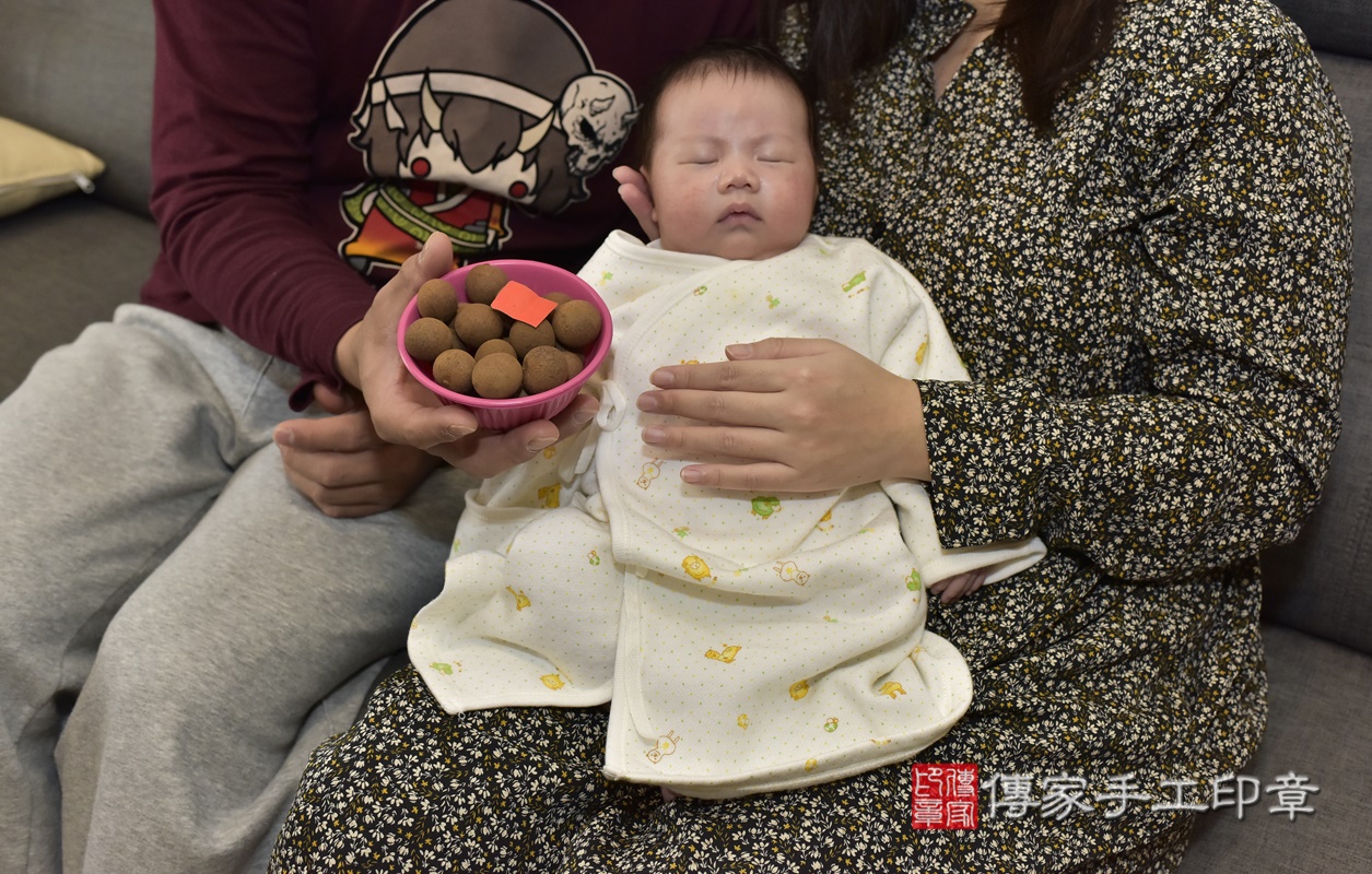 剃胎毛、滿月剃頭、嬰兒剃頭、嬰兒理髮、嬰兒剃髮、嬰兒剃胎毛、嬰兒滿月剃頭、寶寶剃頭、剃胎毛儀式、剃胎毛吉祥話、滿月剃頭儀式、滿月剃頭吉祥話、寶寶剃胎毛、寶寶滿月剃頭理髮、 新北市五股區剃胎毛、新北市五股區滿月剃頭、新北市五股區嬰兒剃頭剃胎毛、新北市五股區嬰兒理髮、新北市嬰兒剃髮、 方寶寶(新北市五股區到府嬰兒寶寶滿月剃頭理髮、到府嬰兒剃胎毛儀式吉祥話)。到府剃頭剃胎毛主持、專業拍照、DVD光碟、證書。★購買「臍帶章、肚臍章、胎毛筆刷印章」贈送：剃頭、收涎、抓周，三選一。2021.01.15照片13