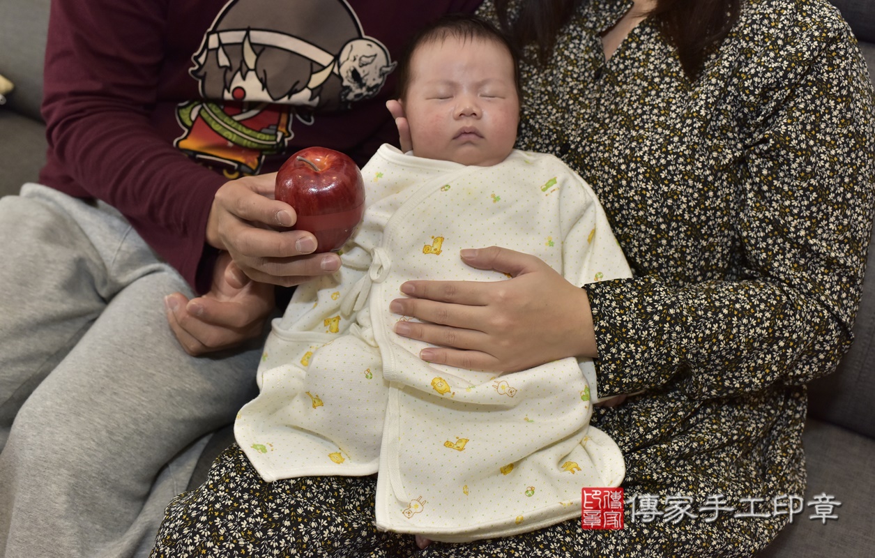 剃胎毛、滿月剃頭、嬰兒剃頭、嬰兒理髮、嬰兒剃髮、嬰兒剃胎毛、嬰兒滿月剃頭、寶寶剃頭、剃胎毛儀式、剃胎毛吉祥話、滿月剃頭儀式、滿月剃頭吉祥話、寶寶剃胎毛、寶寶滿月剃頭理髮、 新北市五股區剃胎毛、新北市五股區滿月剃頭、新北市五股區嬰兒剃頭剃胎毛、新北市五股區嬰兒理髮、新北市嬰兒剃髮、 方寶寶(新北市五股區到府嬰兒寶寶滿月剃頭理髮、到府嬰兒剃胎毛儀式吉祥話)。到府剃頭剃胎毛主持、專業拍照、DVD光碟、證書。★購買「臍帶章、肚臍章、胎毛筆刷印章」贈送：剃頭、收涎、抓周，三選一。2021.01.15照片15