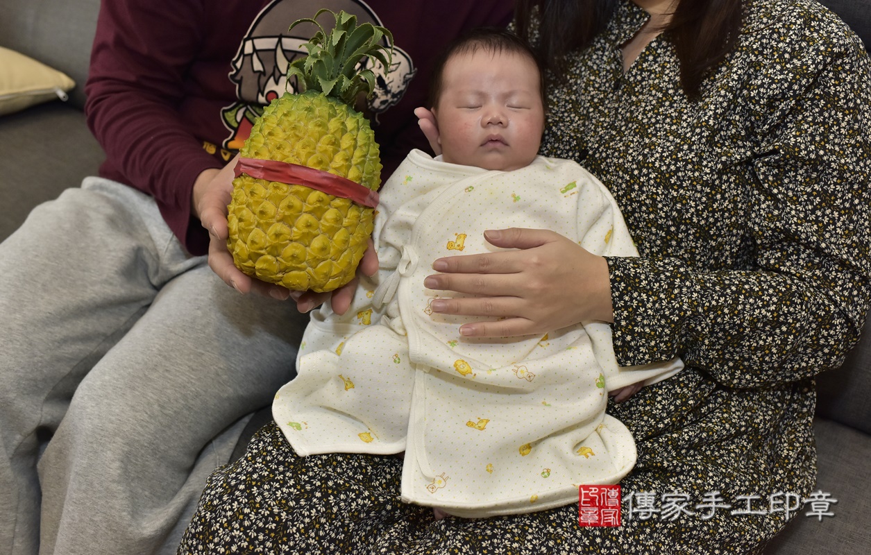 剃胎毛、滿月剃頭、嬰兒剃頭、嬰兒理髮、嬰兒剃髮、嬰兒剃胎毛、嬰兒滿月剃頭、寶寶剃頭、剃胎毛儀式、剃胎毛吉祥話、滿月剃頭儀式、滿月剃頭吉祥話、寶寶剃胎毛、寶寶滿月剃頭理髮、 新北市五股區剃胎毛、新北市五股區滿月剃頭、新北市五股區嬰兒剃頭剃胎毛、新北市五股區嬰兒理髮、新北市嬰兒剃髮、 方寶寶(新北市五股區到府嬰兒寶寶滿月剃頭理髮、到府嬰兒剃胎毛儀式吉祥話)。到府剃頭剃胎毛主持、專業拍照、DVD光碟、證書。★購買「臍帶章、肚臍章、胎毛筆刷印章」贈送：剃頭、收涎、抓周，三選一。2021.01.15照片23