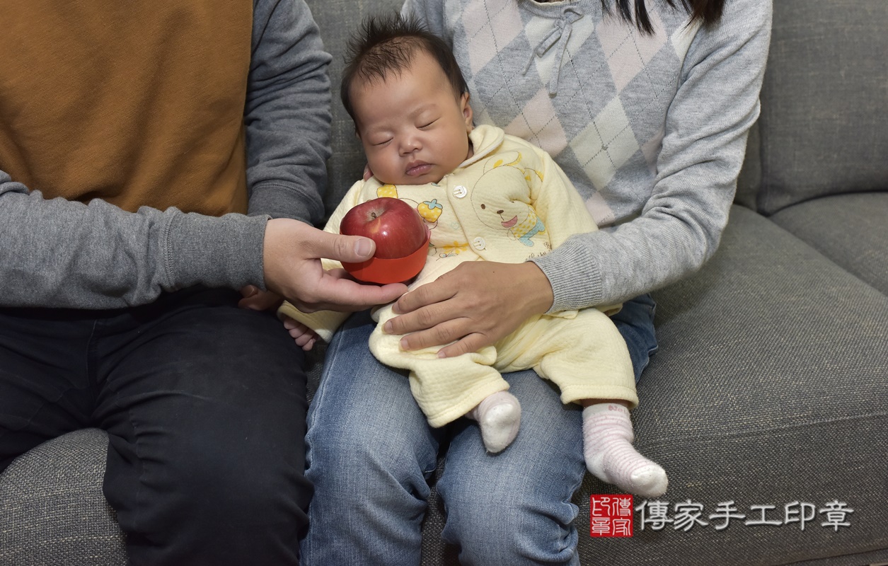 剃胎毛、滿月剃頭、嬰兒剃頭、嬰兒理髮、嬰兒剃髮、嬰兒剃胎毛、嬰兒滿月剃頭、寶寶剃頭、剃胎毛儀式、剃胎毛吉祥話、滿月剃頭儀式、滿月剃頭吉祥話、寶寶剃胎毛、寶寶滿月剃頭理髮、 新北市土城區剃胎毛、新北市土城區滿月剃頭、新北市土城區嬰兒剃頭剃胎毛、新北市土城區嬰兒理髮、新北市嬰兒剃髮、 鍾寶寶(新北市土城區到府嬰兒寶寶滿月剃頭理髮、到府嬰兒剃胎毛儀式吉祥話)。到府剃頭剃胎毛主持、專業拍照、DVD光碟、證書。★購買「臍帶章、肚臍章、胎毛筆刷印章」贈送：剃頭、收涎、抓周，三選一。2021.01.15照片16