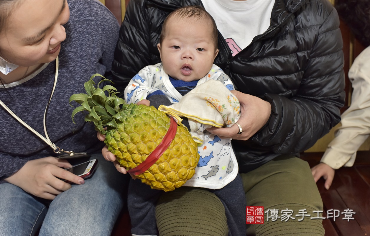 剃胎毛、滿月剃頭、嬰兒剃頭、嬰兒理髮、嬰兒剃髮、嬰兒剃胎毛、嬰兒滿月剃頭、寶寶剃頭、剃胎毛儀式、剃胎毛吉祥話、滿月剃頭儀式、滿月剃頭吉祥話、寶寶剃胎毛、寶寶滿月剃頭理髮、 新北市新莊區剃胎毛、新北市新莊區滿月剃頭、新北市新莊區嬰兒剃頭剃胎毛、新北市新莊區嬰兒理髮、新北市嬰兒剃髮、 吳寶寶(新北市新莊區到府嬰兒寶寶滿月剃頭理髮、到府嬰兒剃胎毛儀式吉祥話)。到府剃頭剃胎毛主持、專業拍照、DVD光碟、證書。★購買「臍帶章、肚臍章、胎毛筆刷印章」贈送：剃頭、收涎、抓周，三選一。2021.01.16照片24