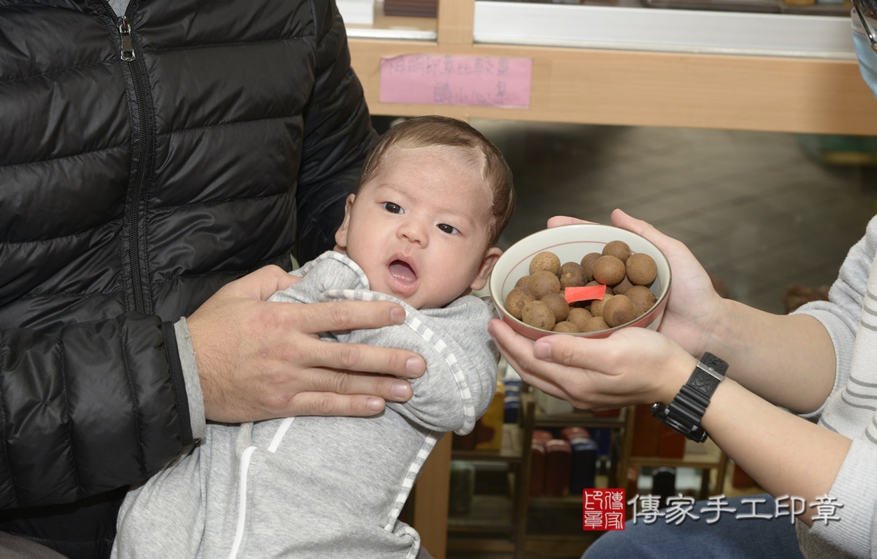 剃胎毛、滿月剃頭、嬰兒剃頭、嬰兒理髮、嬰兒剃髮、嬰兒剃胎毛、嬰兒滿月剃頭、寶寶剃頭、剃胎毛儀式、剃胎毛吉祥話、滿月剃頭儀式、滿月剃頭吉祥話、寶寶剃胎毛、寶寶滿月剃頭理髮、 新北市永和區剃胎毛、新北市永和區滿月剃頭、新北市永和區嬰兒剃頭剃胎毛、新北市永和區嬰兒理髮、新北市嬰兒剃髮、 楊寶寶(新北市永和區嬰兒寶寶滿月剃頭理髮、嬰兒剃胎毛儀式吉祥話)。中國風會場，爸媽寶貝穿「日中韓」古裝禮服。專業拍照、DVD光碟、證書。★購買「臍帶章、肚臍章、胎毛筆刷印章」贈送：剃頭、收涎、抓周，三選一。2021.01.19照片9