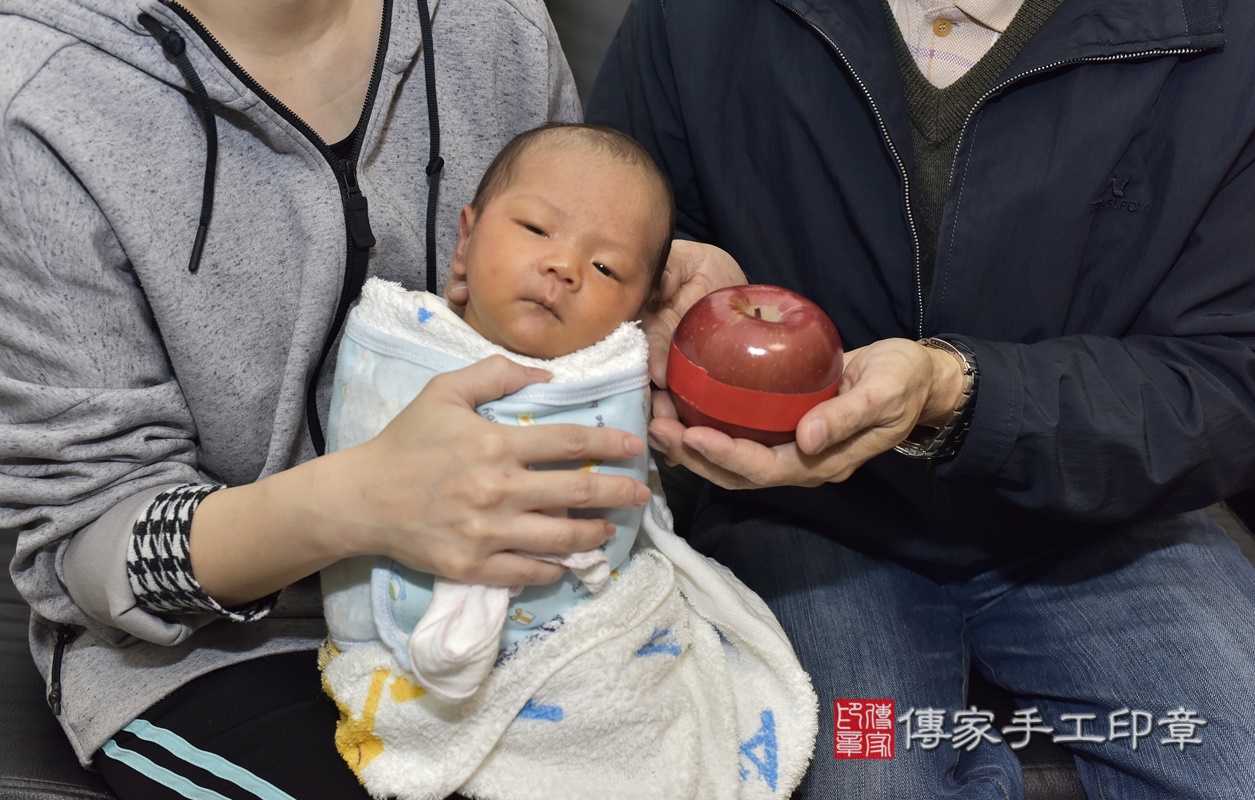 剃胎毛、滿月剃頭、嬰兒剃頭、嬰兒理髮、嬰兒剃髮、嬰兒剃胎毛、嬰兒滿月剃頭、寶寶剃頭、剃胎毛儀式、剃胎毛吉祥話、滿月剃頭儀式、滿月剃頭吉祥話、寶寶剃胎毛、寶寶滿月剃頭理髮、 新北市板橋區剃胎毛、新北市板橋區滿月剃頭、新北市板橋區嬰兒剃頭剃胎毛、新北市板橋區嬰兒理髮、新北市嬰兒剃髮、 游寶寶(新北市板橋區到府嬰兒寶寶滿月剃頭理髮、到府嬰兒剃胎毛儀式吉祥話)。到府剃頭剃胎毛主持、專業拍照、DVD光碟、證書。★購買「臍帶章、肚臍章、胎毛筆刷印章」贈送：剃頭、收涎、抓周，三選一。2021.01.20照片15