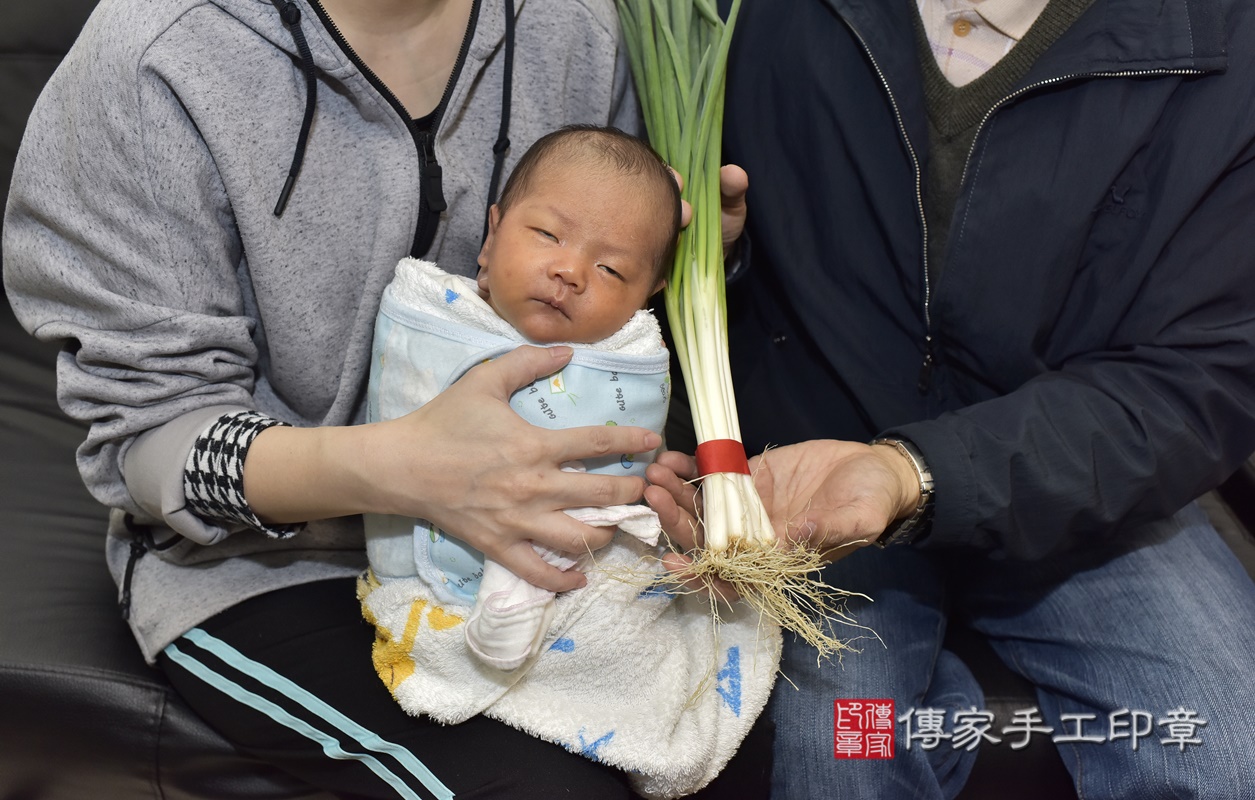 剃胎毛、滿月剃頭、嬰兒剃頭、嬰兒理髮、嬰兒剃髮、嬰兒剃胎毛、嬰兒滿月剃頭、寶寶剃頭、剃胎毛儀式、剃胎毛吉祥話、滿月剃頭儀式、滿月剃頭吉祥話、寶寶剃胎毛、寶寶滿月剃頭理髮、 新北市板橋區剃胎毛、新北市板橋區滿月剃頭、新北市板橋區嬰兒剃頭剃胎毛、新北市板橋區嬰兒理髮、新北市嬰兒剃髮、 游寶寶(新北市板橋區到府嬰兒寶寶滿月剃頭理髮、到府嬰兒剃胎毛儀式吉祥話)。到府剃頭剃胎毛主持、專業拍照、DVD光碟、證書。★購買「臍帶章、肚臍章、胎毛筆刷印章」贈送：剃頭、收涎、抓周，三選一。2021.01.20照片23