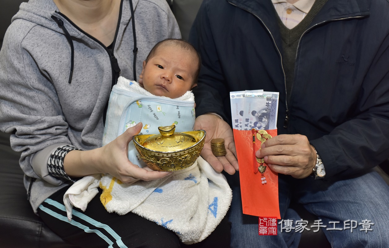 剃胎毛、滿月剃頭、嬰兒剃頭、嬰兒理髮、嬰兒剃髮、嬰兒剃胎毛、嬰兒滿月剃頭、寶寶剃頭、剃胎毛儀式、剃胎毛吉祥話、滿月剃頭儀式、滿月剃頭吉祥話、寶寶剃胎毛、寶寶滿月剃頭理髮、 新北市板橋區剃胎毛、新北市板橋區滿月剃頭、新北市板橋區嬰兒剃頭剃胎毛、新北市板橋區嬰兒理髮、新北市嬰兒剃髮、 游寶寶(新北市板橋區到府嬰兒寶寶滿月剃頭理髮、到府嬰兒剃胎毛儀式吉祥話)。到府剃頭剃胎毛主持、專業拍照、DVD光碟、證書。★購買「臍帶章、肚臍章、胎毛筆刷印章」贈送：剃頭、收涎、抓周，三選一。2021.01.20照片29