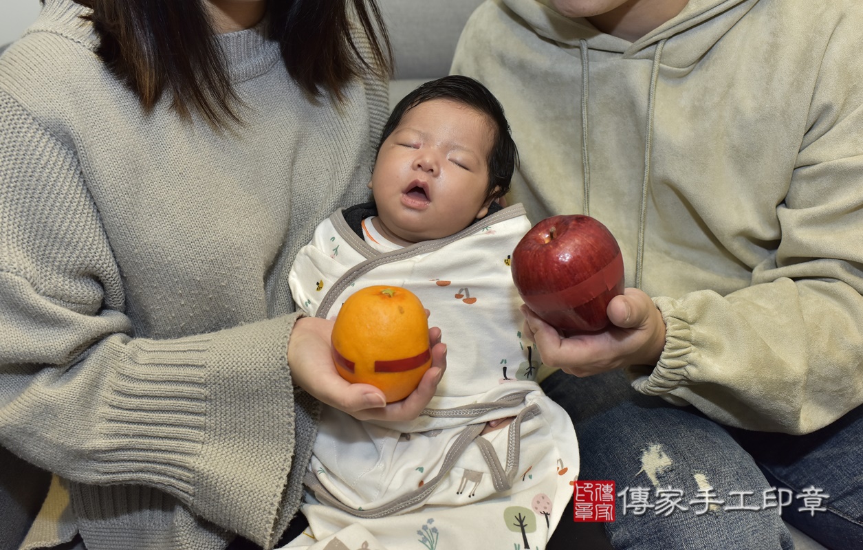 剃胎毛、滿月剃頭、嬰兒剃頭、嬰兒理髮、嬰兒剃髮、嬰兒剃胎毛、嬰兒滿月剃頭、寶寶剃頭、剃胎毛儀式、剃胎毛吉祥話、滿月剃頭儀式、滿月剃頭吉祥話、寶寶剃胎毛、寶寶滿月剃頭理髮、 台北市大同區剃胎毛、台北市大同區滿月剃頭、台北市大同區嬰兒剃頭剃胎毛、台北市大同區嬰兒理髮、台北市嬰兒剃髮、 李寶寶(台北市大同區到府嬰兒寶寶滿月剃頭理髮、到府嬰兒剃胎毛儀式吉祥話)。到府剃頭剃胎毛主持、專業拍照、DVD光碟、證書。★購買「臍帶章、肚臍章、胎毛筆刷印章」贈送：剃頭、收涎、抓周，三選一。2021.01.30照片15