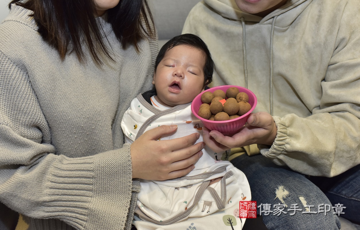 剃胎毛、滿月剃頭、嬰兒剃頭、嬰兒理髮、嬰兒剃髮、嬰兒剃胎毛、嬰兒滿月剃頭、寶寶剃頭、剃胎毛儀式、剃胎毛吉祥話、滿月剃頭儀式、滿月剃頭吉祥話、寶寶剃胎毛、寶寶滿月剃頭理髮、 台北市大同區剃胎毛、台北市大同區滿月剃頭、台北市大同區嬰兒剃頭剃胎毛、台北市大同區嬰兒理髮、台北市嬰兒剃髮、 李寶寶(台北市大同區到府嬰兒寶寶滿月剃頭理髮、到府嬰兒剃胎毛儀式吉祥話)。到府剃頭剃胎毛主持、專業拍照、DVD光碟、證書。★購買「臍帶章、肚臍章、胎毛筆刷印章」贈送：剃頭、收涎、抓周，三選一。2021.01.30照片13