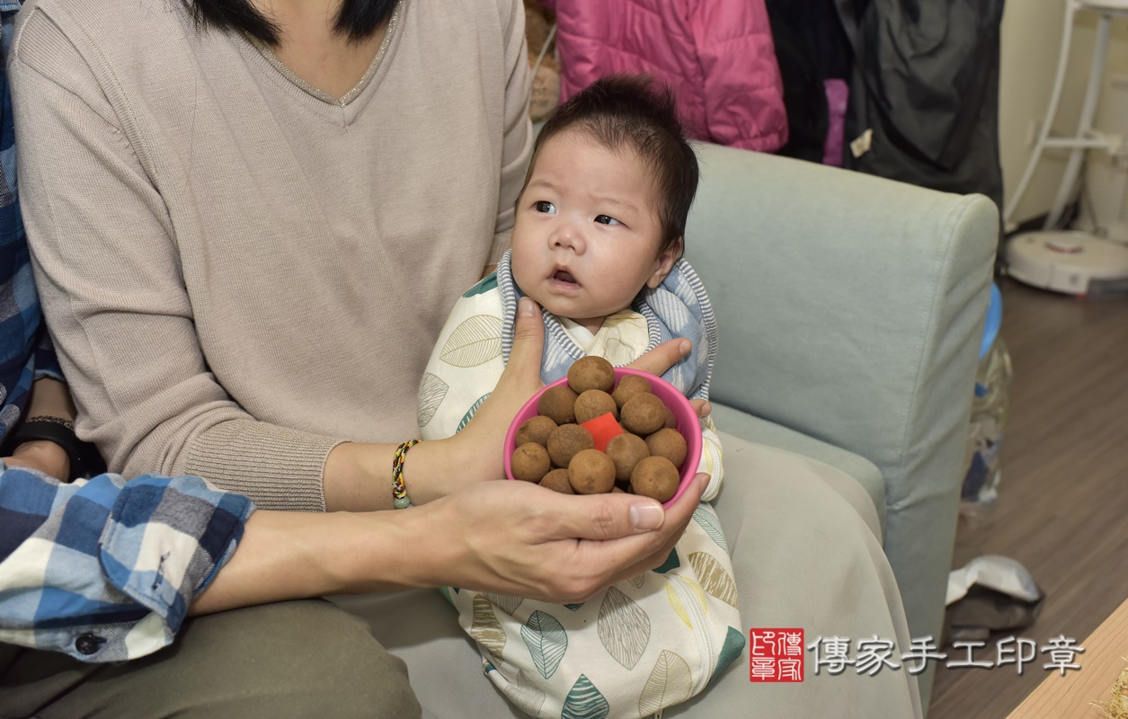 剃胎毛、滿月剃頭、嬰兒剃頭、嬰兒理髮、嬰兒剃髮、嬰兒剃胎毛、嬰兒滿月剃頭、寶寶剃頭、剃胎毛儀式、剃胎毛吉祥話、滿月剃頭儀式、滿月剃頭吉祥話、寶寶剃胎毛、寶寶滿月剃頭理髮、 新北市新莊區剃胎毛、新北市新莊區滿月剃頭、新北市新莊區嬰兒剃頭剃胎毛、新北市新莊區嬰兒理髮、新北市嬰兒剃髮、 莊寶寶(新北市新莊區到府嬰兒寶寶滿月剃頭理髮、到府嬰兒剃胎毛儀式吉祥話)。到府剃頭剃胎毛主持、專業拍照、DVD光碟、證書。★購買「臍帶章、肚臍章、胎毛筆刷印章」贈送：剃頭、收涎、抓周，三選一。2021.02.10照片13