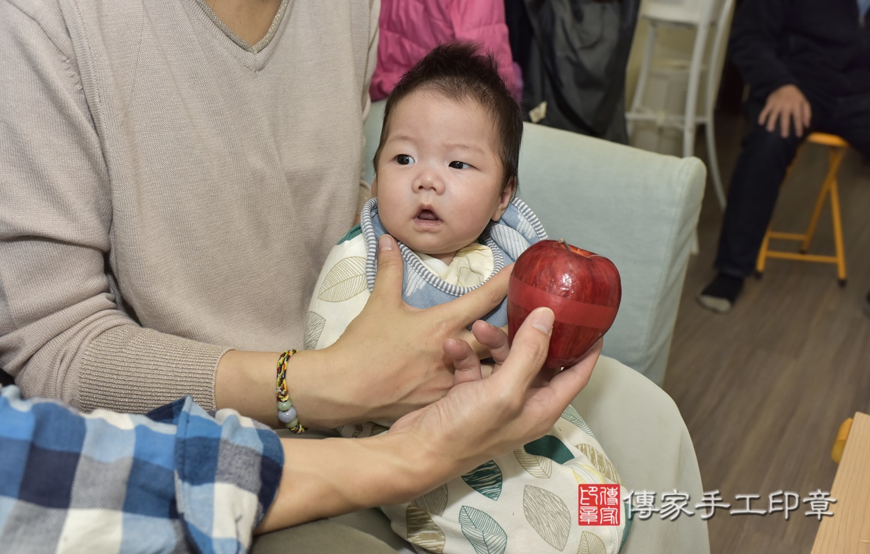 剃胎毛、滿月剃頭、嬰兒剃頭、嬰兒理髮、嬰兒剃髮、嬰兒剃胎毛、嬰兒滿月剃頭、寶寶剃頭、剃胎毛儀式、剃胎毛吉祥話、滿月剃頭儀式、滿月剃頭吉祥話、寶寶剃胎毛、寶寶滿月剃頭理髮、 新北市新莊區剃胎毛、新北市新莊區滿月剃頭、新北市新莊區嬰兒剃頭剃胎毛、新北市新莊區嬰兒理髮、新北市嬰兒剃髮、 莊寶寶(新北市新莊區到府嬰兒寶寶滿月剃頭理髮、到府嬰兒剃胎毛儀式吉祥話)。到府剃頭剃胎毛主持、專業拍照、DVD光碟、證書。★購買「臍帶章、肚臍章、胎毛筆刷印章」贈送：剃頭、收涎、抓周，三選一。2021.02.10照片15