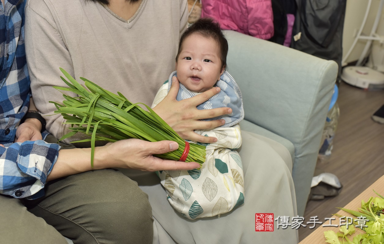 剃胎毛、滿月剃頭、嬰兒剃頭、嬰兒理髮、嬰兒剃髮、嬰兒剃胎毛、嬰兒滿月剃頭、寶寶剃頭、剃胎毛儀式、剃胎毛吉祥話、滿月剃頭儀式、滿月剃頭吉祥話、寶寶剃胎毛、寶寶滿月剃頭理髮、 新北市新莊區剃胎毛、新北市新莊區滿月剃頭、新北市新莊區嬰兒剃頭剃胎毛、新北市新莊區嬰兒理髮、新北市嬰兒剃髮、 莊寶寶(新北市新莊區到府嬰兒寶寶滿月剃頭理髮、到府嬰兒剃胎毛儀式吉祥話)。到府剃頭剃胎毛主持、專業拍照、DVD光碟、證書。★購買「臍帶章、肚臍章、胎毛筆刷印章」贈送：剃頭、收涎、抓周，三選一。2021.02.10照片19