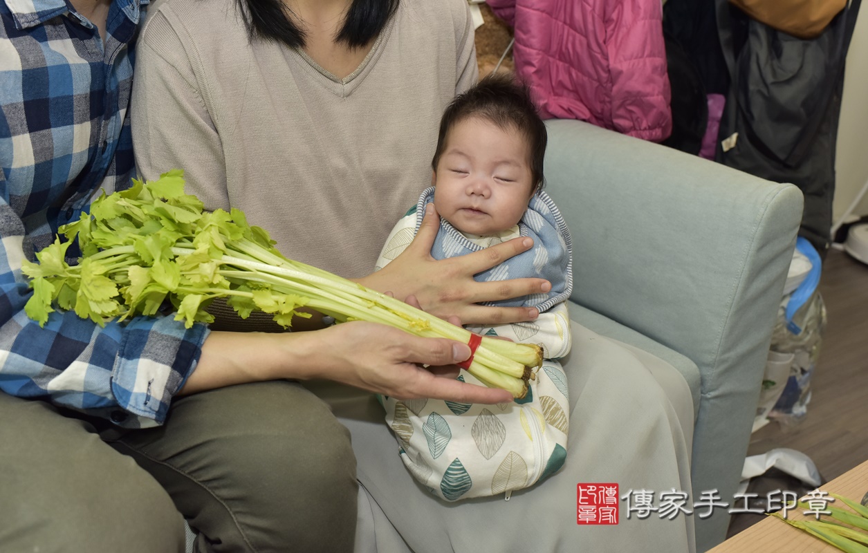 剃胎毛、滿月剃頭、嬰兒剃頭、嬰兒理髮、嬰兒剃髮、嬰兒剃胎毛、嬰兒滿月剃頭、寶寶剃頭、剃胎毛儀式、剃胎毛吉祥話、滿月剃頭儀式、滿月剃頭吉祥話、寶寶剃胎毛、寶寶滿月剃頭理髮、 新北市新莊區剃胎毛、新北市新莊區滿月剃頭、新北市新莊區嬰兒剃頭剃胎毛、新北市新莊區嬰兒理髮、新北市嬰兒剃髮、 莊寶寶(新北市新莊區到府嬰兒寶寶滿月剃頭理髮、到府嬰兒剃胎毛儀式吉祥話)。到府剃頭剃胎毛主持、專業拍照、DVD光碟、證書。★購買「臍帶章、肚臍章、胎毛筆刷印章」贈送：剃頭、收涎、抓周，三選一。2021.02.10照片21