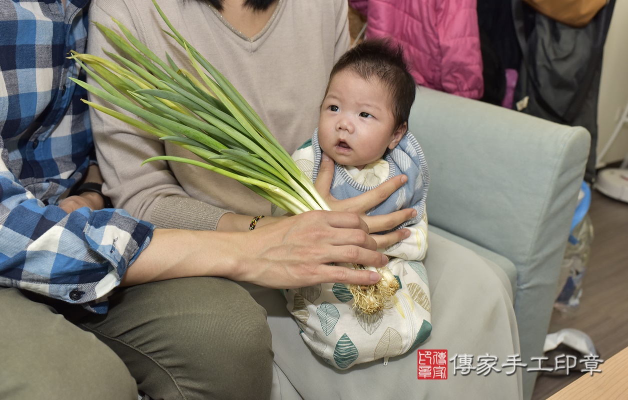 剃胎毛、滿月剃頭、嬰兒剃頭、嬰兒理髮、嬰兒剃髮、嬰兒剃胎毛、嬰兒滿月剃頭、寶寶剃頭、剃胎毛儀式、剃胎毛吉祥話、滿月剃頭儀式、滿月剃頭吉祥話、寶寶剃胎毛、寶寶滿月剃頭理髮、 新北市新莊區剃胎毛、新北市新莊區滿月剃頭、新北市新莊區嬰兒剃頭剃胎毛、新北市新莊區嬰兒理髮、新北市嬰兒剃髮、 莊寶寶(新北市新莊區到府嬰兒寶寶滿月剃頭理髮、到府嬰兒剃胎毛儀式吉祥話)。到府剃頭剃胎毛主持、專業拍照、DVD光碟、證書。★購買「臍帶章、肚臍章、胎毛筆刷印章」贈送：剃頭、收涎、抓周，三選一。2021.02.10照片23