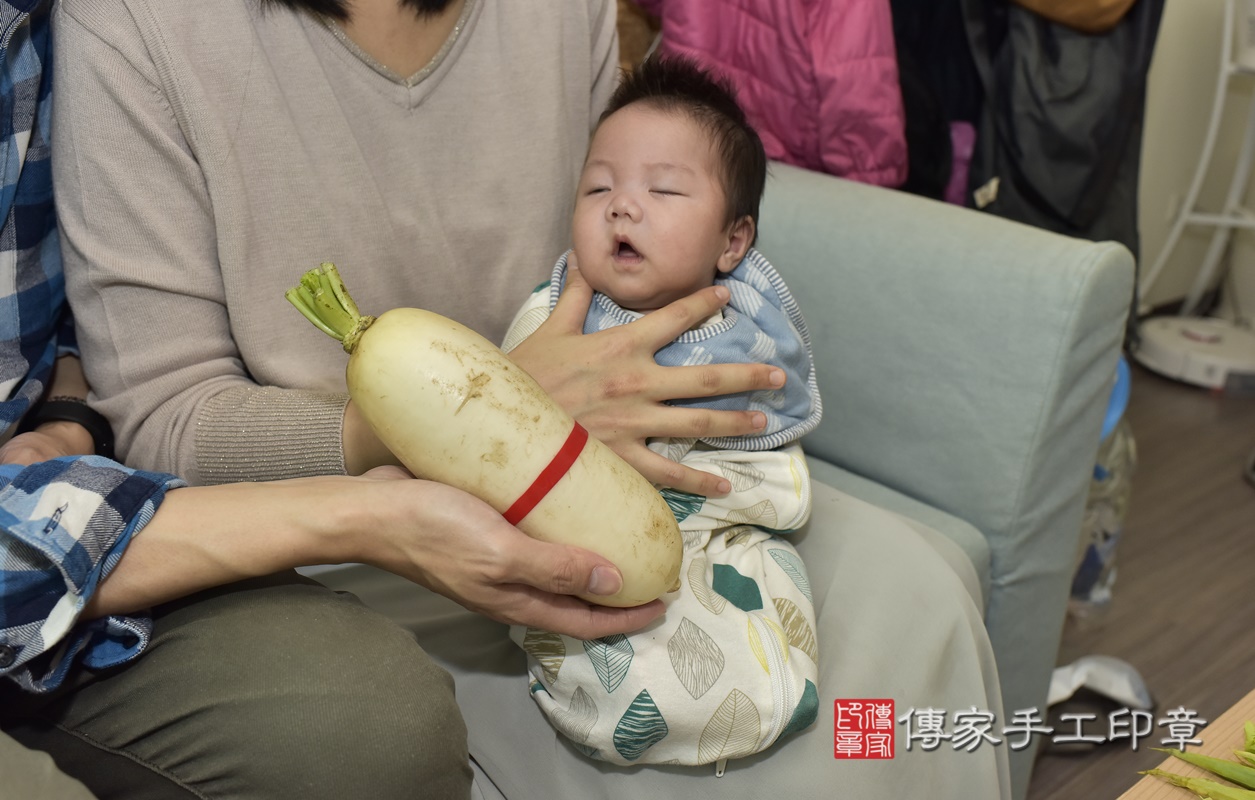 剃胎毛、滿月剃頭、嬰兒剃頭、嬰兒理髮、嬰兒剃髮、嬰兒剃胎毛、嬰兒滿月剃頭、寶寶剃頭、剃胎毛儀式、剃胎毛吉祥話、滿月剃頭儀式、滿月剃頭吉祥話、寶寶剃胎毛、寶寶滿月剃頭理髮、 新北市新莊區剃胎毛、新北市新莊區滿月剃頭、新北市新莊區嬰兒剃頭剃胎毛、新北市新莊區嬰兒理髮、新北市嬰兒剃髮、 莊寶寶(新北市新莊區到府嬰兒寶寶滿月剃頭理髮、到府嬰兒剃胎毛儀式吉祥話)。到府剃頭剃胎毛主持、專業拍照、DVD光碟、證書。★購買「臍帶章、肚臍章、胎毛筆刷印章」贈送：剃頭、收涎、抓周，三選一。2021.02.10照片25