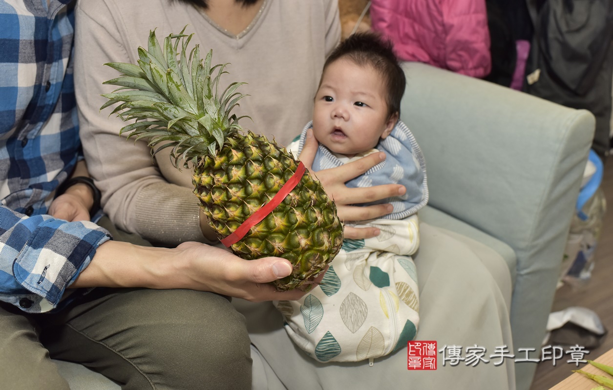 剃胎毛、滿月剃頭、嬰兒剃頭、嬰兒理髮、嬰兒剃髮、嬰兒剃胎毛、嬰兒滿月剃頭、寶寶剃頭、剃胎毛儀式、剃胎毛吉祥話、滿月剃頭儀式、滿月剃頭吉祥話、寶寶剃胎毛、寶寶滿月剃頭理髮、 新北市新莊區剃胎毛、新北市新莊區滿月剃頭、新北市新莊區嬰兒剃頭剃胎毛、新北市新莊區嬰兒理髮、新北市嬰兒剃髮、 莊寶寶(新北市新莊區到府嬰兒寶寶滿月剃頭理髮、到府嬰兒剃胎毛儀式吉祥話)。到府剃頭剃胎毛主持、專業拍照、DVD光碟、證書。★購買「臍帶章、肚臍章、胎毛筆刷印章」贈送：剃頭、收涎、抓周，三選一。2021.02.10照片27