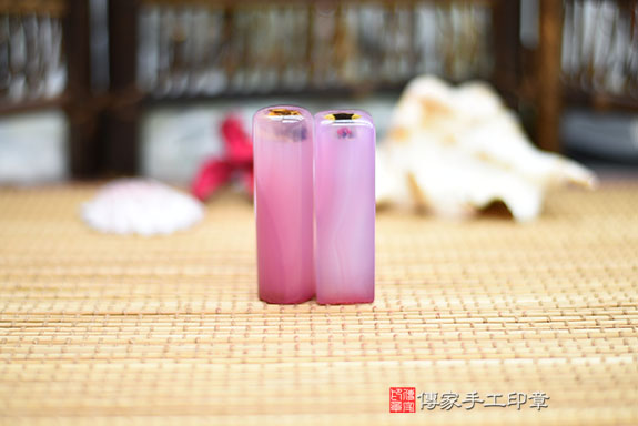 全手工噴砂印章：染粉色瑪瑙臍帶章實際成品、印章作品分享、染粉色瑪瑙印章材質介紹。（臍帶印章、肚臍章、肚臍印章，胎毛印章，一圓一方）傳家手工印章桃園店。2021.03.05