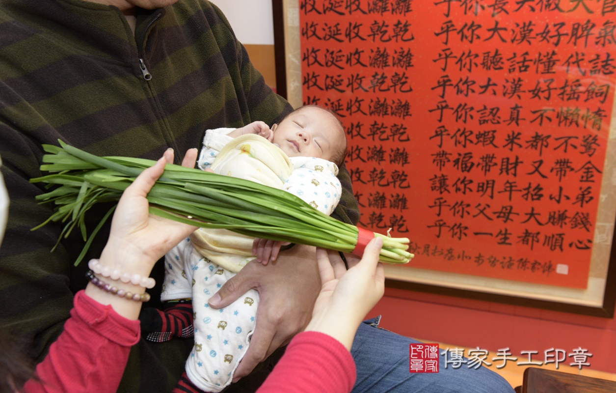 剃胎毛、滿月剃頭、嬰兒剃頭、嬰兒理髮、嬰兒剃髮、嬰兒剃胎毛、嬰兒滿月剃頭、寶寶剃頭、剃胎毛儀式、剃胎毛吉祥話、滿月剃頭儀式、滿月剃頭吉祥話、寶寶剃胎毛、寶寶滿月剃頭理髮、 桃園市八德區剃胎毛、桃園市八德區滿月剃頭、桃園市八德區嬰兒剃頭剃胎毛、桃園市八德區嬰兒理髮、桃園市嬰兒剃髮、 嚴寶寶(桃園市八德區嬰兒寶寶滿月剃頭理髮、嬰兒剃胎毛儀式吉祥話)。中國風會場，爸媽寶貝穿「日中韓」古裝禮服。專業拍照、DVD光碟、證書。★購買「臍帶章、肚臍章、胎毛筆刷印章」贈送：剃頭、收涎、抓周，三選一。2020.12.27照片20