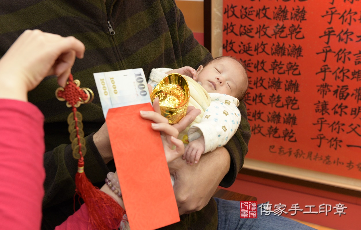 剃胎毛、滿月剃頭、嬰兒剃頭、嬰兒理髮、嬰兒剃髮、嬰兒剃胎毛、嬰兒滿月剃頭、寶寶剃頭、剃胎毛儀式、剃胎毛吉祥話、滿月剃頭儀式、滿月剃頭吉祥話、寶寶剃胎毛、寶寶滿月剃頭理髮、 桃園市八德區剃胎毛、桃園市八德區滿月剃頭、桃園市八德區嬰兒剃頭剃胎毛、桃園市八德區嬰兒理髮、桃園市嬰兒剃髮、 嚴寶寶(桃園市八德區嬰兒寶寶滿月剃頭理髮、嬰兒剃胎毛儀式吉祥話)。中國風會場，爸媽寶貝穿「日中韓」古裝禮服。專業拍照、DVD光碟、證書。★購買「臍帶章、肚臍章、胎毛筆刷印章」贈送：剃頭、收涎、抓周，三選一。2020.12.27照片30