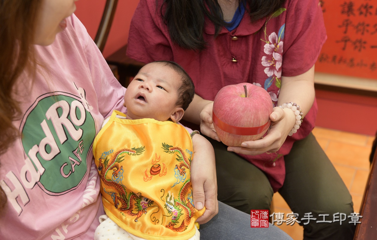 剃胎毛、滿月剃頭、嬰兒剃頭、嬰兒理髮、嬰兒剃髮、嬰兒剃胎毛、嬰兒滿月剃頭、寶寶剃頭、剃胎毛儀式、剃胎毛吉祥話、滿月剃頭儀式、滿月剃頭吉祥話、寶寶剃胎毛、寶寶滿月剃頭理髮、 桃園市八德區剃胎毛、桃園市八德區滿月剃頭、桃園市八德區嬰兒剃頭剃胎毛、桃園市八德區嬰兒理髮、桃園市嬰兒剃髮、 楊寶寶(桃園市八德區嬰兒寶寶滿月剃頭理髮、嬰兒剃胎毛儀式吉祥話)。中國風會場，爸媽寶貝穿「日中韓」古裝禮服。專業拍照、DVD光碟、證書。★購買「臍帶章、肚臍章、胎毛筆刷印章」贈送：剃頭、收涎、抓周，三選一。2020.11.28照片13