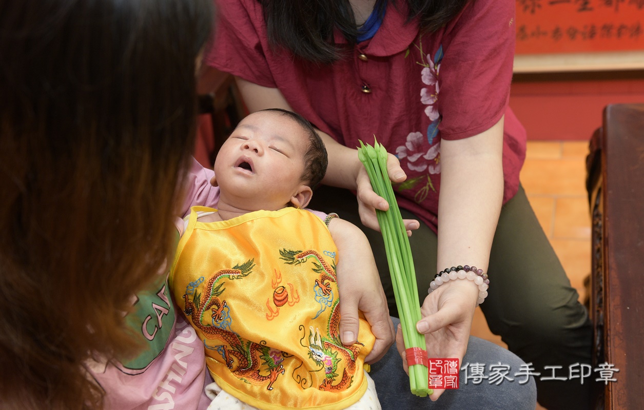 剃胎毛、滿月剃頭、嬰兒剃頭、嬰兒理髮、嬰兒剃髮、嬰兒剃胎毛、嬰兒滿月剃頭、寶寶剃頭、剃胎毛儀式、剃胎毛吉祥話、滿月剃頭儀式、滿月剃頭吉祥話、寶寶剃胎毛、寶寶滿月剃頭理髮、 桃園市八德區剃胎毛、桃園市八德區滿月剃頭、桃園市八德區嬰兒剃頭剃胎毛、桃園市八德區嬰兒理髮、桃園市嬰兒剃髮、 楊寶寶(桃園市八德區嬰兒寶寶滿月剃頭理髮、嬰兒剃胎毛儀式吉祥話)。中國風會場，爸媽寶貝穿「日中韓」古裝禮服。專業拍照、DVD光碟、證書。★購買「臍帶章、肚臍章、胎毛筆刷印章」贈送：剃頭、收涎、抓周，三選一。2020.11.28照片14