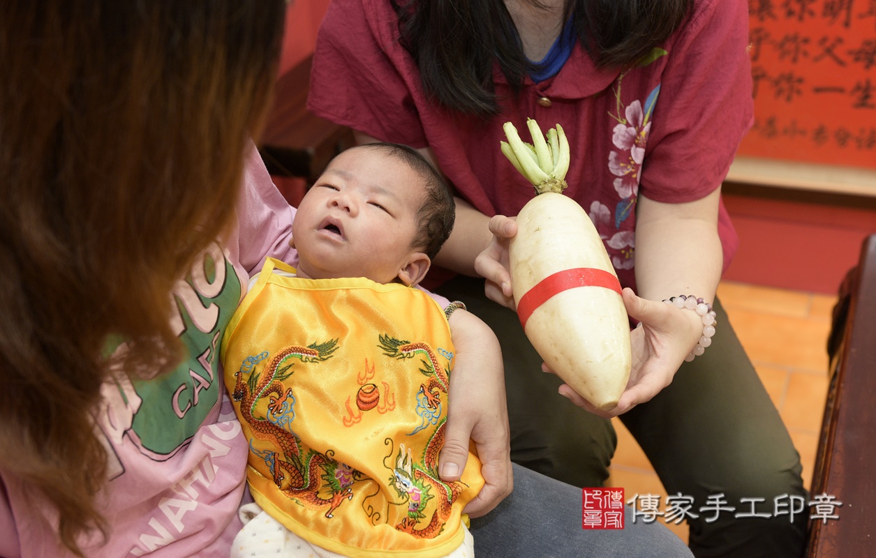 剃胎毛、滿月剃頭、嬰兒剃頭、嬰兒理髮、嬰兒剃髮、嬰兒剃胎毛、嬰兒滿月剃頭、寶寶剃頭、剃胎毛儀式、剃胎毛吉祥話、滿月剃頭儀式、滿月剃頭吉祥話、寶寶剃胎毛、寶寶滿月剃頭理髮、 桃園市八德區剃胎毛、桃園市八德區滿月剃頭、桃園市八德區嬰兒剃頭剃胎毛、桃園市八德區嬰兒理髮、桃園市嬰兒剃髮、 楊寶寶(桃園市八德區嬰兒寶寶滿月剃頭理髮、嬰兒剃胎毛儀式吉祥話)。中國風會場，爸媽寶貝穿「日中韓」古裝禮服。專業拍照、DVD光碟、證書。★購買「臍帶章、肚臍章、胎毛筆刷印章」贈送：剃頭、收涎、抓周，三選一。2020.11.28照片17