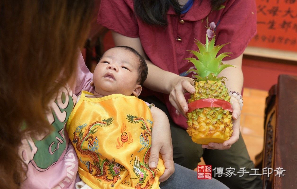 剃胎毛、滿月剃頭、嬰兒剃頭、嬰兒理髮、嬰兒剃髮、嬰兒剃胎毛、嬰兒滿月剃頭、寶寶剃頭、剃胎毛儀式、剃胎毛吉祥話、滿月剃頭儀式、滿月剃頭吉祥話、寶寶剃胎毛、寶寶滿月剃頭理髮、 桃園市八德區剃胎毛、桃園市八德區滿月剃頭、桃園市八德區嬰兒剃頭剃胎毛、桃園市八德區嬰兒理髮、桃園市嬰兒剃髮、 楊寶寶(桃園市八德區嬰兒寶寶滿月剃頭理髮、嬰兒剃胎毛儀式吉祥話)。中國風會場，爸媽寶貝穿「日中韓」古裝禮服。專業拍照、DVD光碟、證書。★購買「臍帶章、肚臍章、胎毛筆刷印章」贈送：剃頭、收涎、抓周，三選一。2020.11.28照片18