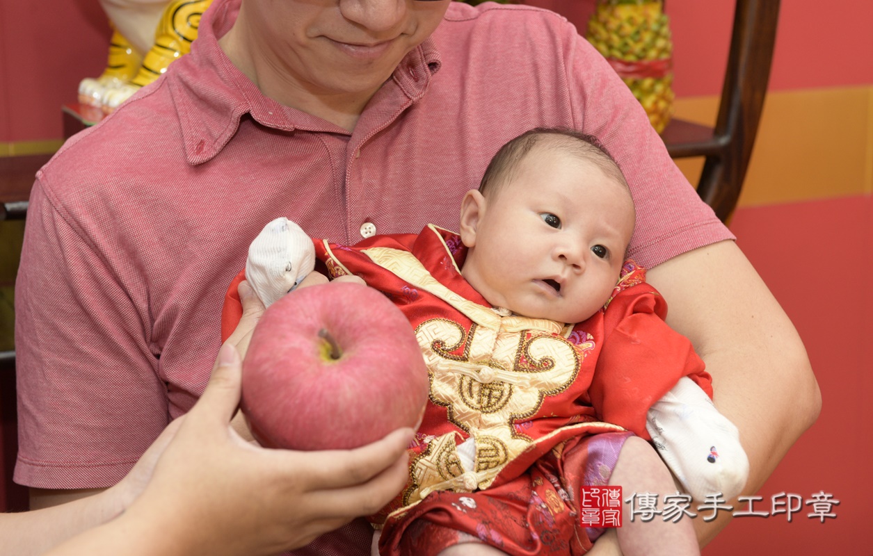 剃胎毛、滿月剃頭、嬰兒剃頭、嬰兒理髮、嬰兒剃髮、嬰兒剃胎毛、嬰兒滿月剃頭、寶寶剃頭、剃胎毛儀式、剃胎毛吉祥話、滿月剃頭儀式、滿月剃頭吉祥話、寶寶剃胎毛、寶寶滿月剃頭理髮、 桃園市八德區剃胎毛、桃園市八德區滿月剃頭、桃園市八德區嬰兒剃頭剃胎毛、桃園市八德區嬰兒理髮、桃園市嬰兒剃髮、 陳寶寶(桃園市八德區嬰兒寶寶滿月剃頭理髮、嬰兒剃胎毛儀式吉祥話)。中國風會場，爸媽寶貝穿「日中韓」古裝禮服。專業拍照、DVD光碟、證書。★購買「臍帶章、肚臍章、胎毛筆刷印章」贈送：剃頭、收涎、抓周，三選一。2020.11.20照片12