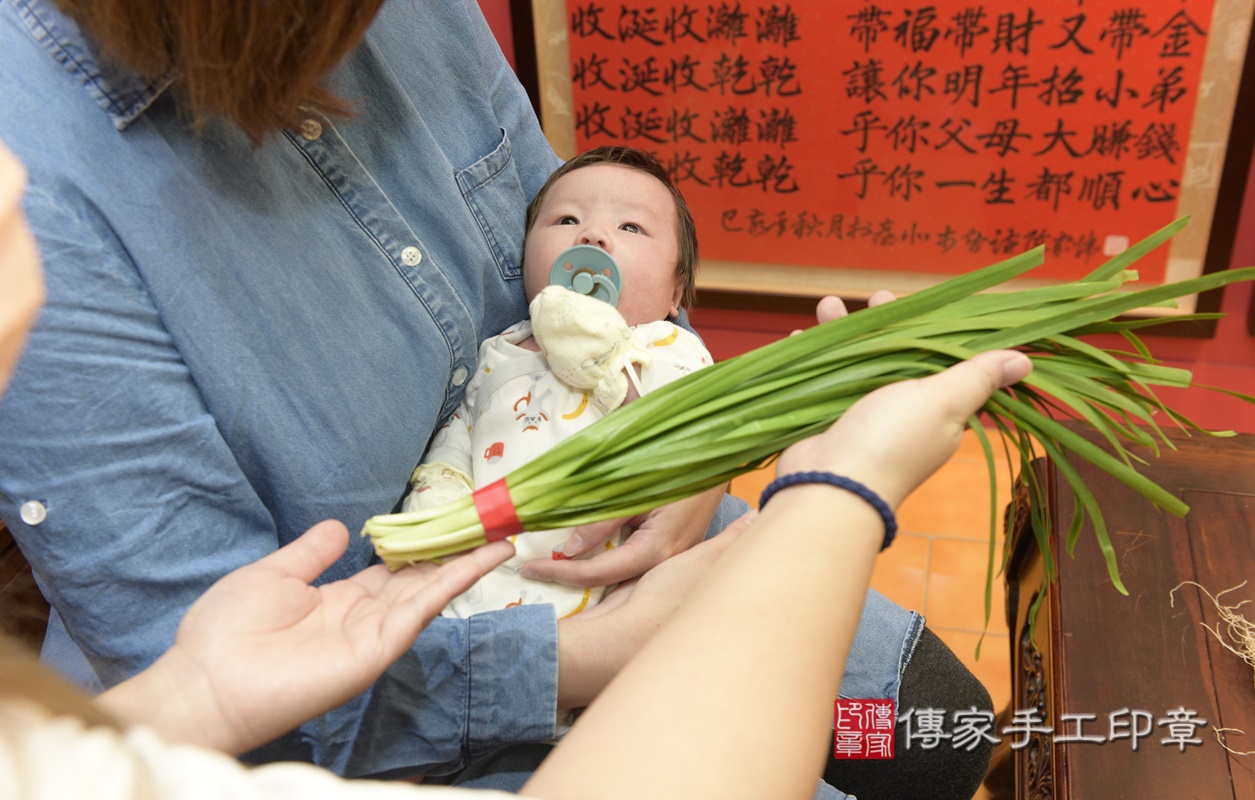 剃胎毛、滿月剃頭、嬰兒剃頭、嬰兒理髮、嬰兒剃髮、嬰兒剃胎毛、嬰兒滿月剃頭、寶寶剃頭、剃胎毛儀式、剃胎毛吉祥話、滿月剃頭儀式、滿月剃頭吉祥話、寶寶剃胎毛、寶寶滿月剃頭理髮、 桃園市八德區剃胎毛、桃園市八德區滿月剃頭、桃園市八德區嬰兒剃頭剃胎毛、桃園市八德區嬰兒理髮、桃園市嬰兒剃髮、 陳寶寶(桃園市八德區嬰兒寶寶滿月剃頭理髮、嬰兒剃胎毛儀式吉祥話)。中國風會場，爸媽寶貝穿「日中韓」古裝禮服。專業拍照、DVD光碟、證書。★購買「臍帶章、肚臍章、胎毛筆刷印章」贈送：剃頭、收涎、抓周，三選一。2021.02.21照片13