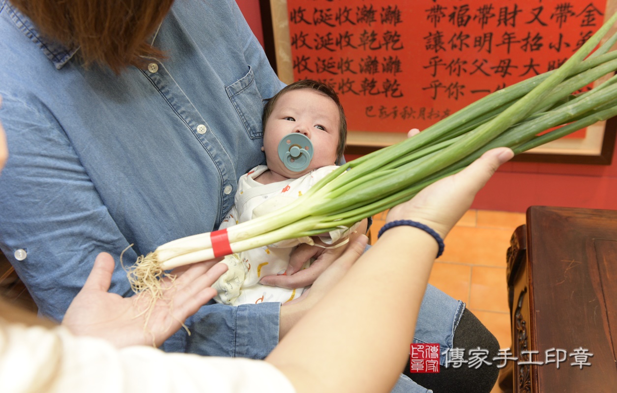 剃胎毛、滿月剃頭、嬰兒剃頭、嬰兒理髮、嬰兒剃髮、嬰兒剃胎毛、嬰兒滿月剃頭、寶寶剃頭、剃胎毛儀式、剃胎毛吉祥話、滿月剃頭儀式、滿月剃頭吉祥話、寶寶剃胎毛、寶寶滿月剃頭理髮、 桃園市八德區剃胎毛、桃園市八德區滿月剃頭、桃園市八德區嬰兒剃頭剃胎毛、桃園市八德區嬰兒理髮、桃園市嬰兒剃髮、 陳寶寶(桃園市八德區嬰兒寶寶滿月剃頭理髮、嬰兒剃胎毛儀式吉祥話)。中國風會場，爸媽寶貝穿「日中韓」古裝禮服。專業拍照、DVD光碟、證書。★購買「臍帶章、肚臍章、胎毛筆刷印章」贈送：剃頭、收涎、抓周，三選一。2021.02.21照片15