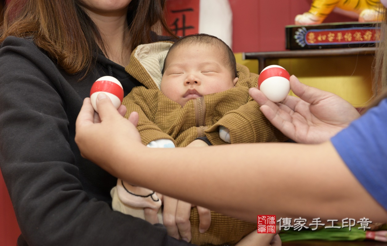 剃胎毛、滿月剃頭、嬰兒剃頭、嬰兒理髮、嬰兒剃髮、嬰兒剃胎毛、嬰兒滿月剃頭、寶寶剃頭、剃胎毛儀式、剃胎毛吉祥話、滿月剃頭儀式、滿月剃頭吉祥話、寶寶剃胎毛、寶寶滿月剃頭理髮、 桃園市八德區剃胎毛、桃園市八德區滿月剃頭、桃園市八德區嬰兒剃頭剃胎毛、桃園市八德區嬰兒理髮、桃園市嬰兒剃髮、 徐寶寶(桃園市八德區嬰兒寶寶滿月剃頭理髮、嬰兒剃胎毛儀式吉祥話)。中國風會場，爸媽寶貝穿「日中韓」古裝禮服。專業拍照、DVD光碟、證書。★購買「臍帶章、肚臍章、胎毛筆刷印章」贈送：剃頭、收涎、抓周，三選一。2020.12.22照片5