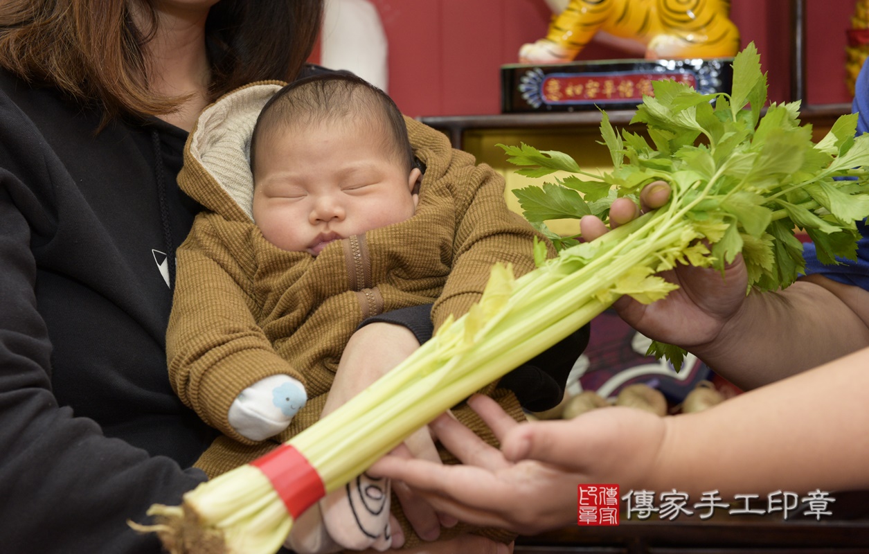 剃胎毛、滿月剃頭、嬰兒剃頭、嬰兒理髮、嬰兒剃髮、嬰兒剃胎毛、嬰兒滿月剃頭、寶寶剃頭、剃胎毛儀式、剃胎毛吉祥話、滿月剃頭儀式、滿月剃頭吉祥話、寶寶剃胎毛、寶寶滿月剃頭理髮、 桃園市八德區剃胎毛、桃園市八德區滿月剃頭、桃園市八德區嬰兒剃頭剃胎毛、桃園市八德區嬰兒理髮、桃園市嬰兒剃髮、 徐寶寶(桃園市八德區嬰兒寶寶滿月剃頭理髮、嬰兒剃胎毛儀式吉祥話)。中國風會場，爸媽寶貝穿「日中韓」古裝禮服。專業拍照、DVD光碟、證書。★購買「臍帶章、肚臍章、胎毛筆刷印章」贈送：剃頭、收涎、抓周，三選一。2020.12.22照片21