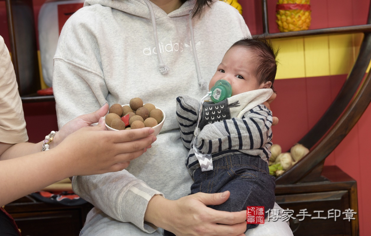 剃胎毛、滿月剃頭、嬰兒剃頭、嬰兒理髮、嬰兒剃髮、嬰兒剃胎毛、嬰兒滿月剃頭、寶寶剃頭、剃胎毛儀式、剃胎毛吉祥話、滿月剃頭儀式、滿月剃頭吉祥話、寶寶剃胎毛、寶寶滿月剃頭理髮、 桃園市八德區剃胎毛、桃園市八德區滿月剃頭、桃園市八德區嬰兒剃頭剃胎毛、桃園市八德區嬰兒理髮、桃園市嬰兒剃髮、 胡寶寶(桃園市八德區嬰兒寶寶滿月剃頭理髮、嬰兒剃胎毛儀式吉祥話)。中國風會場，爸媽寶貝穿「日中韓」古裝禮服。專業拍照、DVD光碟、證書。★購買「臍帶章、肚臍章、胎毛筆刷印章」贈送：剃頭、收涎、抓周，三選一。2020.12.06照片16