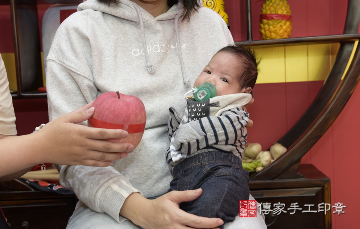 剃胎毛、滿月剃頭、嬰兒剃頭、嬰兒理髮、嬰兒剃髮、嬰兒剃胎毛、嬰兒滿月剃頭、寶寶剃頭、剃胎毛儀式、剃胎毛吉祥話、滿月剃頭儀式、滿月剃頭吉祥話、寶寶剃胎毛、寶寶滿月剃頭理髮、 桃園市八德區剃胎毛、桃園市八德區滿月剃頭、桃園市八德區嬰兒剃頭剃胎毛、桃園市八德區嬰兒理髮、桃園市嬰兒剃髮、 胡寶寶(桃園市八德區嬰兒寶寶滿月剃頭理髮、嬰兒剃胎毛儀式吉祥話)。中國風會場，爸媽寶貝穿「日中韓」古裝禮服。專業拍照、DVD光碟、證書。★購買「臍帶章、肚臍章、胎毛筆刷印章」贈送：剃頭、收涎、抓周，三選一。2020.12.06照片18