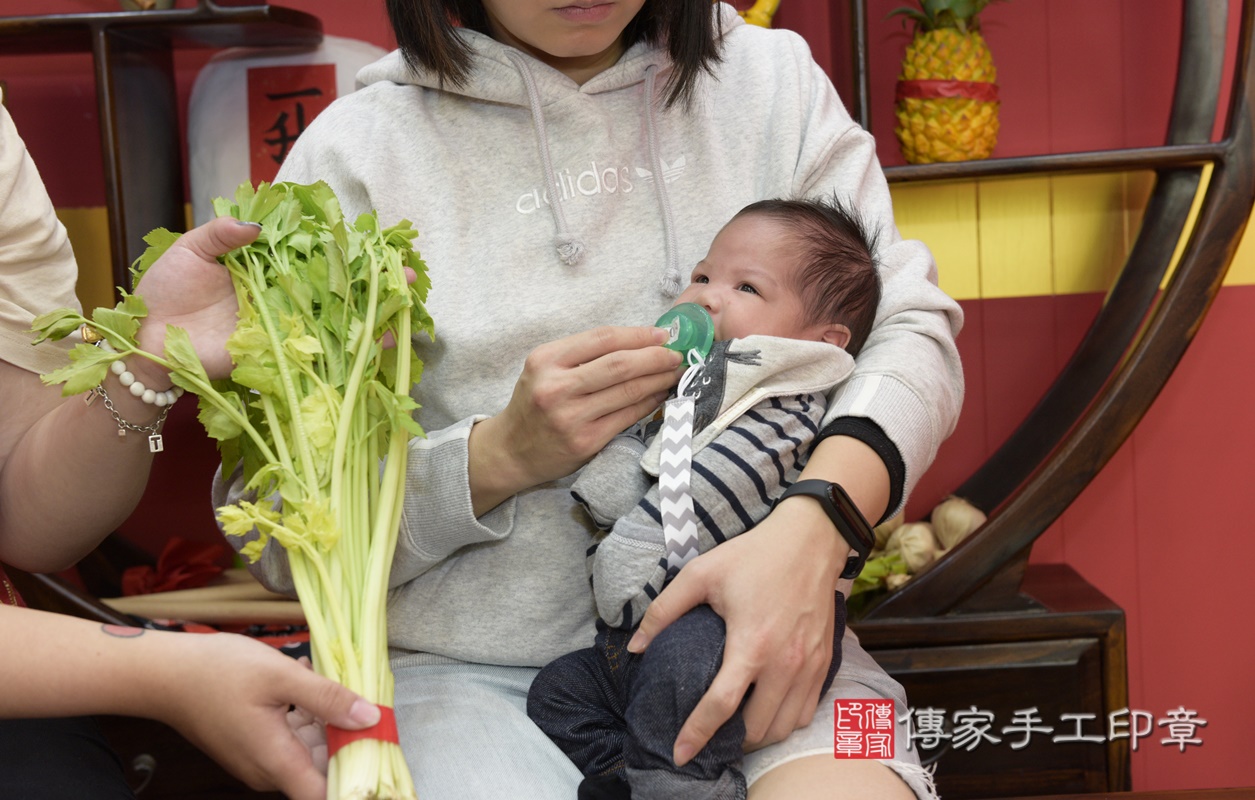 剃胎毛、滿月剃頭、嬰兒剃頭、嬰兒理髮、嬰兒剃髮、嬰兒剃胎毛、嬰兒滿月剃頭、寶寶剃頭、剃胎毛儀式、剃胎毛吉祥話、滿月剃頭儀式、滿月剃頭吉祥話、寶寶剃胎毛、寶寶滿月剃頭理髮、 桃園市八德區剃胎毛、桃園市八德區滿月剃頭、桃園市八德區嬰兒剃頭剃胎毛、桃園市八德區嬰兒理髮、桃園市嬰兒剃髮、 胡寶寶(桃園市八德區嬰兒寶寶滿月剃頭理髮、嬰兒剃胎毛儀式吉祥話)。中國風會場，爸媽寶貝穿「日中韓」古裝禮服。專業拍照、DVD光碟、證書。★購買「臍帶章、肚臍章、胎毛筆刷印章」贈送：剃頭、收涎、抓周，三選一。2020.12.06照片24