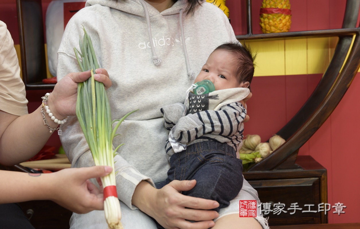 剃胎毛、滿月剃頭、嬰兒剃頭、嬰兒理髮、嬰兒剃髮、嬰兒剃胎毛、嬰兒滿月剃頭、寶寶剃頭、剃胎毛儀式、剃胎毛吉祥話、滿月剃頭儀式、滿月剃頭吉祥話、寶寶剃胎毛、寶寶滿月剃頭理髮、 桃園市八德區剃胎毛、桃園市八德區滿月剃頭、桃園市八德區嬰兒剃頭剃胎毛、桃園市八德區嬰兒理髮、桃園市嬰兒剃髮、 胡寶寶(桃園市八德區嬰兒寶寶滿月剃頭理髮、嬰兒剃胎毛儀式吉祥話)。中國風會場，爸媽寶貝穿「日中韓」古裝禮服。專業拍照、DVD光碟、證書。★購買「臍帶章、肚臍章、胎毛筆刷印章」贈送：剃頭、收涎、抓周，三選一。2020.12.06照片26