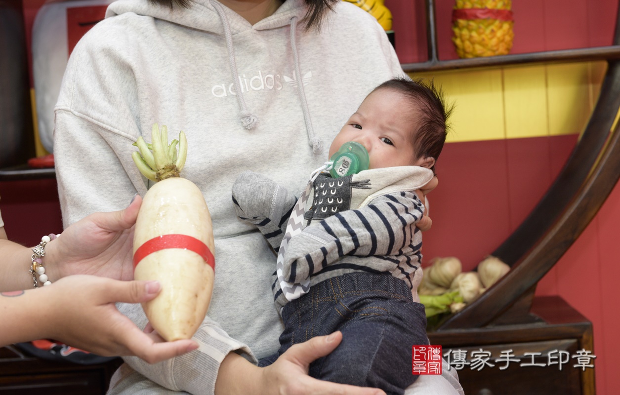 剃胎毛、滿月剃頭、嬰兒剃頭、嬰兒理髮、嬰兒剃髮、嬰兒剃胎毛、嬰兒滿月剃頭、寶寶剃頭、剃胎毛儀式、剃胎毛吉祥話、滿月剃頭儀式、滿月剃頭吉祥話、寶寶剃胎毛、寶寶滿月剃頭理髮、 桃園市八德區剃胎毛、桃園市八德區滿月剃頭、桃園市八德區嬰兒剃頭剃胎毛、桃園市八德區嬰兒理髮、桃園市嬰兒剃髮、 胡寶寶(桃園市八德區嬰兒寶寶滿月剃頭理髮、嬰兒剃胎毛儀式吉祥話)。中國風會場，爸媽寶貝穿「日中韓」古裝禮服。專業拍照、DVD光碟、證書。★購買「臍帶章、肚臍章、胎毛筆刷印章」贈送：剃頭、收涎、抓周，三選一。2020.12.06照片28