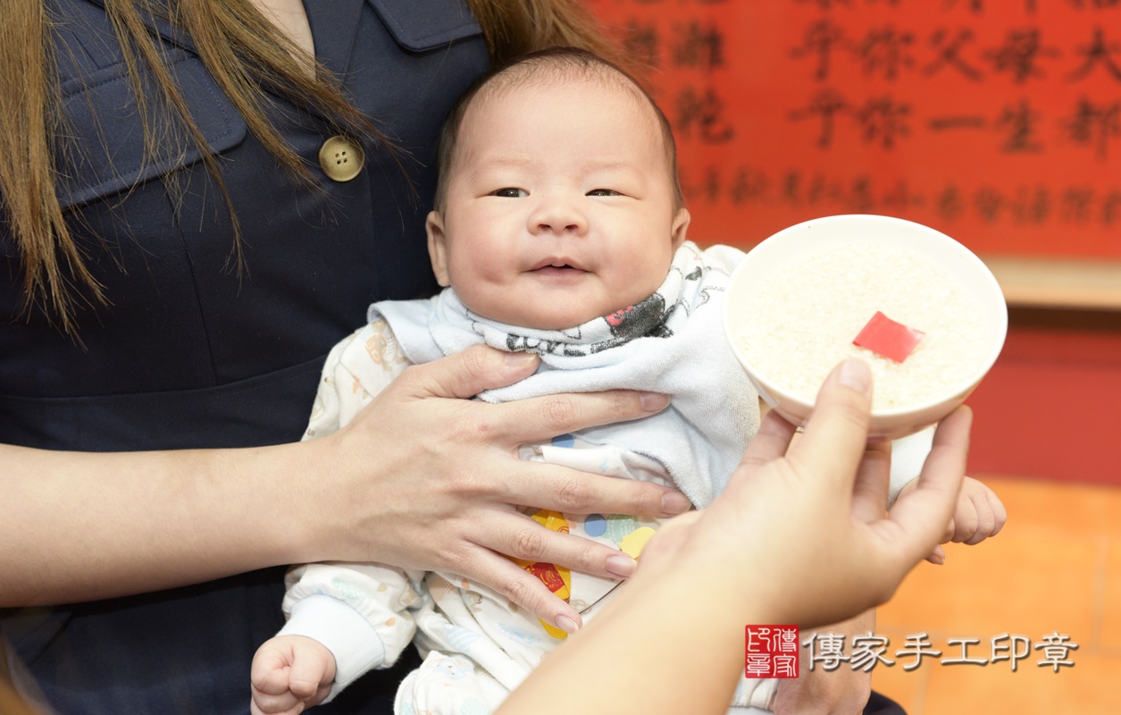 剃胎毛、滿月剃頭、嬰兒剃頭、嬰兒理髮、嬰兒剃髮、嬰兒剃胎毛、嬰兒滿月剃頭、寶寶剃頭、剃胎毛儀式、剃胎毛吉祥話、滿月剃頭儀式、滿月剃頭吉祥話、寶寶剃胎毛、寶寶滿月剃頭理髮、 桃園市八德區剃胎毛、桃園市八德區滿月剃頭、桃園市八德區嬰兒剃頭剃胎毛、桃園市八德區嬰兒理髮、桃園市嬰兒剃髮、 李寶寶(桃園市八德區嬰兒寶寶滿月剃頭理髮、嬰兒剃胎毛儀式吉祥話)。中國風會場，爸媽寶貝穿「日中韓」古裝禮服。專業拍照、DVD光碟、證書。★購買「臍帶章、肚臍章、胎毛筆刷印章」贈送：剃頭、收涎、抓周，三選一。2021.03.17照片10