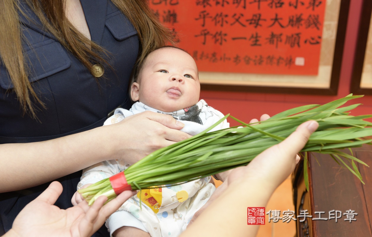 剃胎毛、滿月剃頭、嬰兒剃頭、嬰兒理髮、嬰兒剃髮、嬰兒剃胎毛、嬰兒滿月剃頭、寶寶剃頭、剃胎毛儀式、剃胎毛吉祥話、滿月剃頭儀式、滿月剃頭吉祥話、寶寶剃胎毛、寶寶滿月剃頭理髮、 桃園市八德區剃胎毛、桃園市八德區滿月剃頭、桃園市八德區嬰兒剃頭剃胎毛、桃園市八德區嬰兒理髮、桃園市嬰兒剃髮、 李寶寶(桃園市八德區嬰兒寶寶滿月剃頭理髮、嬰兒剃胎毛儀式吉祥話)。中國風會場，爸媽寶貝穿「日中韓」古裝禮服。專業拍照、DVD光碟、證書。★購買「臍帶章、肚臍章、胎毛筆刷印章」贈送：剃頭、收涎、抓周，三選一。2021.03.17照片17