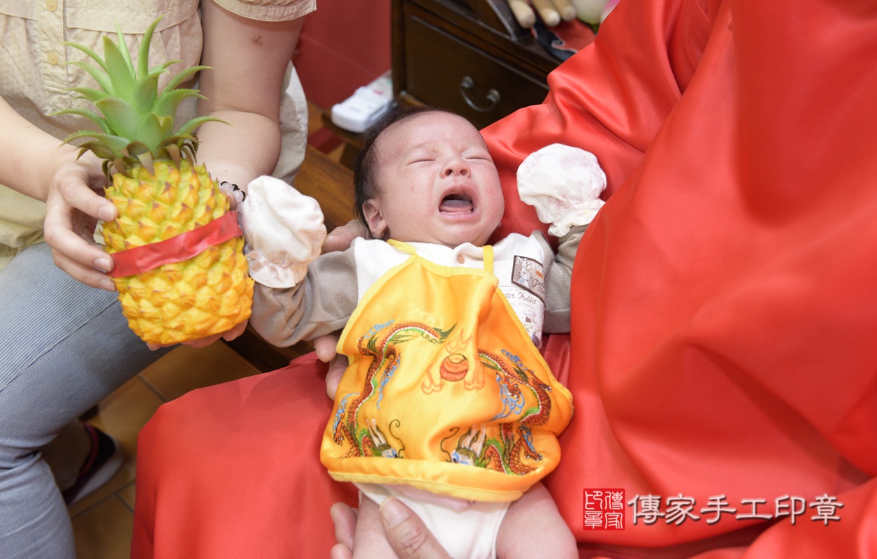 剃胎毛、滿月剃頭、嬰兒剃頭、嬰兒理髮、嬰兒剃髮、嬰兒剃胎毛、嬰兒滿月剃頭、寶寶剃頭、剃胎毛儀式、剃胎毛吉祥話、滿月剃頭儀式、滿月剃頭吉祥話、寶寶剃胎毛、寶寶滿月剃頭理髮、 桃園市八德區剃胎毛、桃園市八德區滿月剃頭、桃園市八德區嬰兒剃頭剃胎毛、桃園市八德區嬰兒理髮、桃園市嬰兒剃髮、 李寶寶(桃園市八德區嬰兒寶寶滿月剃頭理髮、嬰兒剃胎毛儀式吉祥話)。中國風會場，爸媽寶貝穿「日中韓」古裝禮服。專業拍照、DVD光碟、證書。★購買「臍帶章、肚臍章、胎毛筆刷印章」贈送：剃頭、收涎、抓周，三選一。2021.02.24照片16