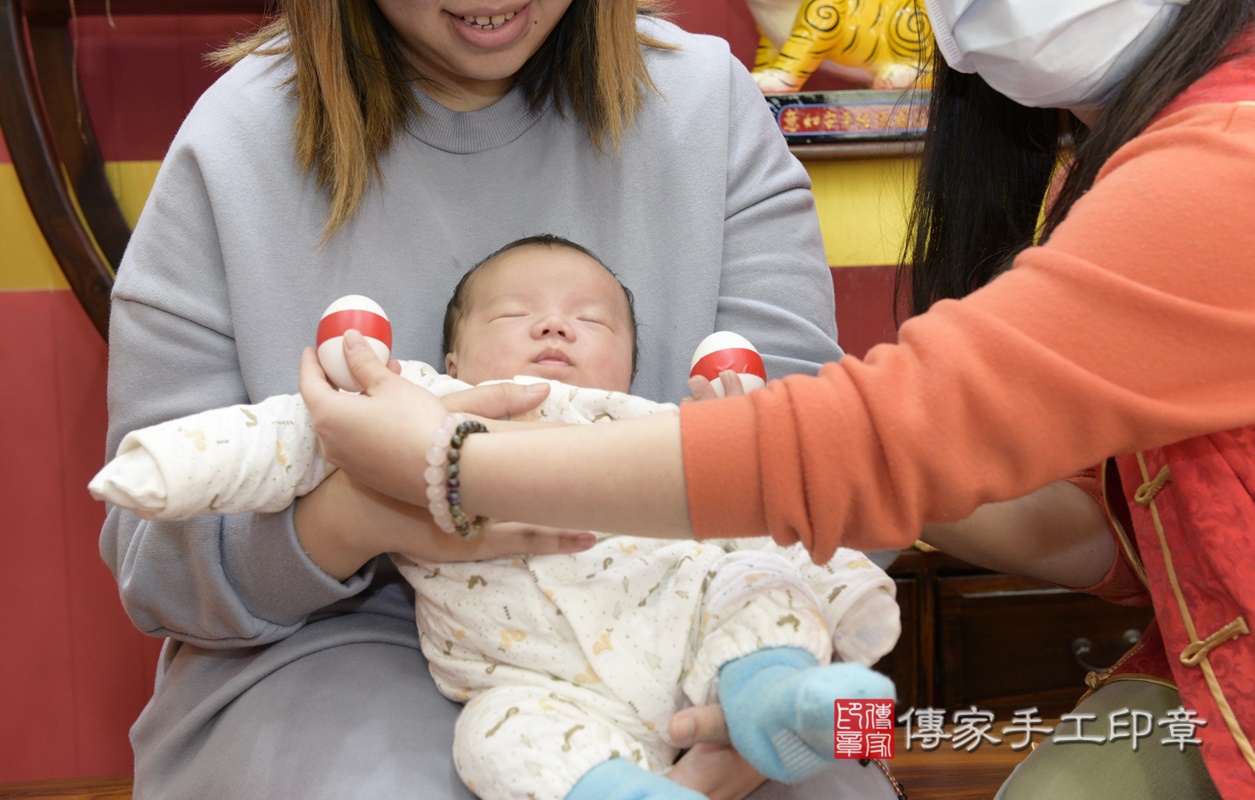 剃胎毛、滿月剃頭、嬰兒剃頭、嬰兒理髮、嬰兒剃髮、嬰兒剃胎毛、嬰兒滿月剃頭、寶寶剃頭、剃胎毛儀式、剃胎毛吉祥話、滿月剃頭儀式、滿月剃頭吉祥話、寶寶剃胎毛、寶寶滿月剃頭理髮、 桃園市八德區剃胎毛、桃園市八德區滿月剃頭、桃園市八德區嬰兒剃頭剃胎毛、桃園市八德區嬰兒理髮、桃園市嬰兒剃髮、 何寶寶(桃園市八德區嬰兒寶寶滿月剃頭理髮、嬰兒剃胎毛儀式吉祥話)。中國風會場，爸媽寶貝穿「日中韓」古裝禮服。專業拍照、DVD光碟、證書。★購買「臍帶章、肚臍章、胎毛筆刷印章」贈送：剃頭、收涎、抓周，三選一。2021.01.26照片6