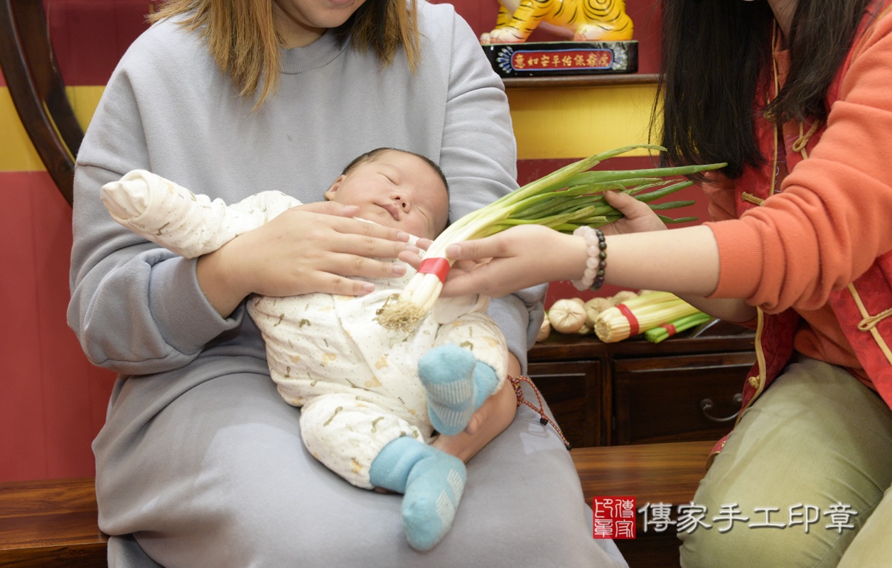 剃胎毛、滿月剃頭、嬰兒剃頭、嬰兒理髮、嬰兒剃髮、嬰兒剃胎毛、嬰兒滿月剃頭、寶寶剃頭、剃胎毛儀式、剃胎毛吉祥話、滿月剃頭儀式、滿月剃頭吉祥話、寶寶剃胎毛、寶寶滿月剃頭理髮、 桃園市八德區剃胎毛、桃園市八德區滿月剃頭、桃園市八德區嬰兒剃頭剃胎毛、桃園市八德區嬰兒理髮、桃園市嬰兒剃髮、 何寶寶(桃園市八德區嬰兒寶寶滿月剃頭理髮、嬰兒剃胎毛儀式吉祥話)。中國風會場，爸媽寶貝穿「日中韓」古裝禮服。專業拍照、DVD光碟、證書。★購買「臍帶章、肚臍章、胎毛筆刷印章」贈送：剃頭、收涎、抓周，三選一。2021.01.26照片22